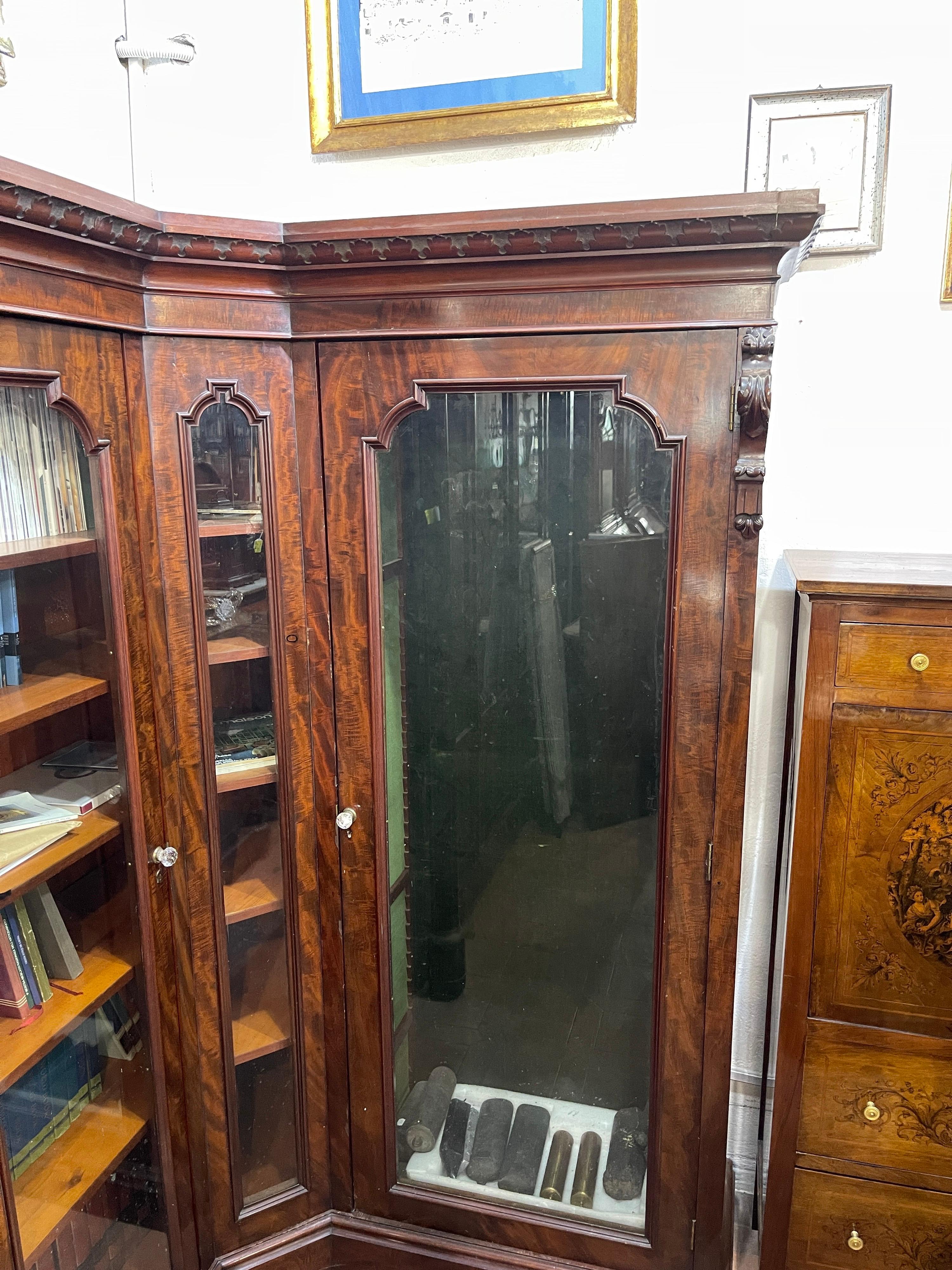19. Jahrhundert England Viktorianische Mahagoni-Eckschränke Bücherregal, 1850er Jahre (Englisch) im Angebot