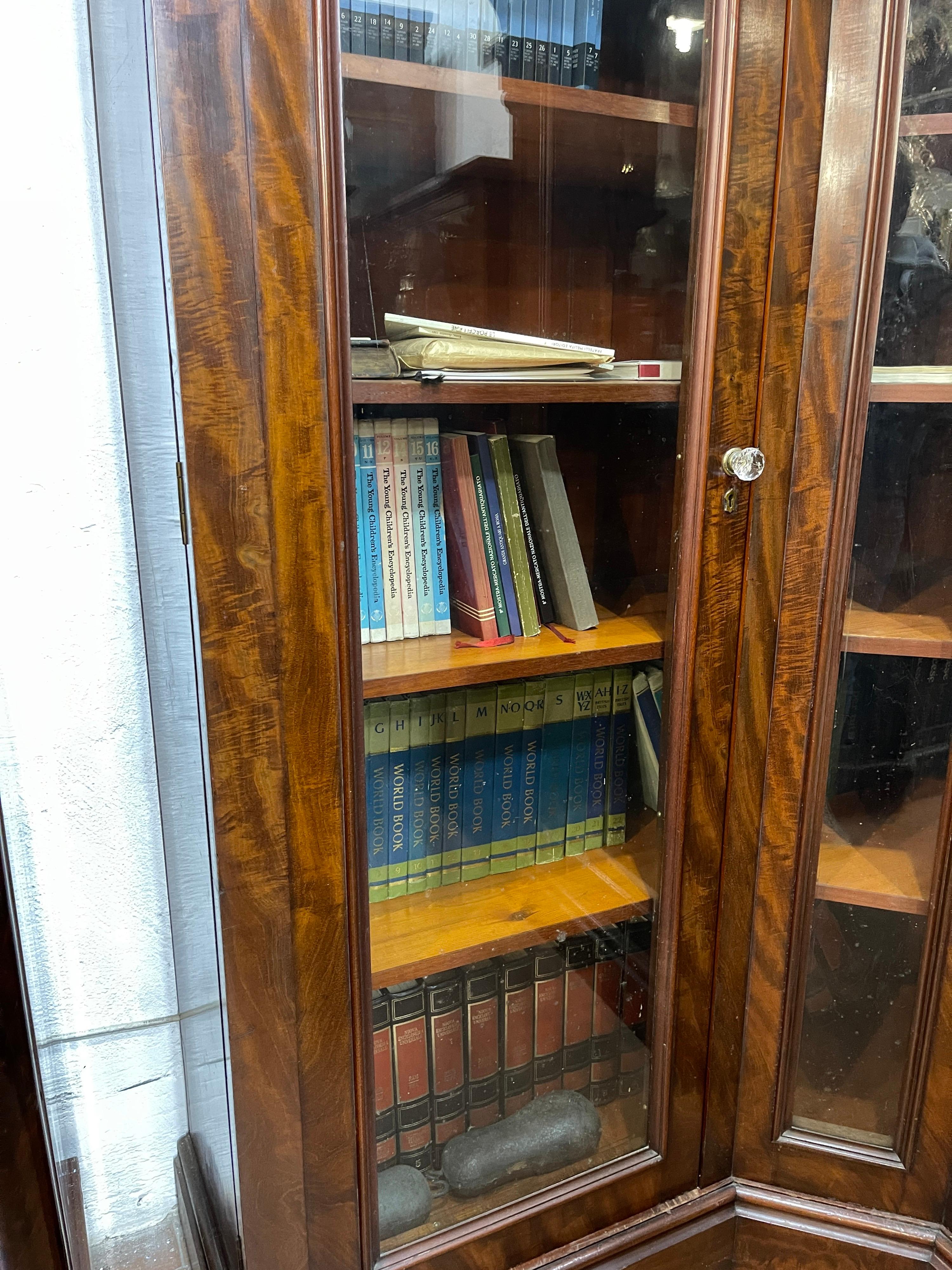 19. Jahrhundert England Viktorianische Mahagoni-Eckschränke Bücherregal, 1850er Jahre im Angebot 4