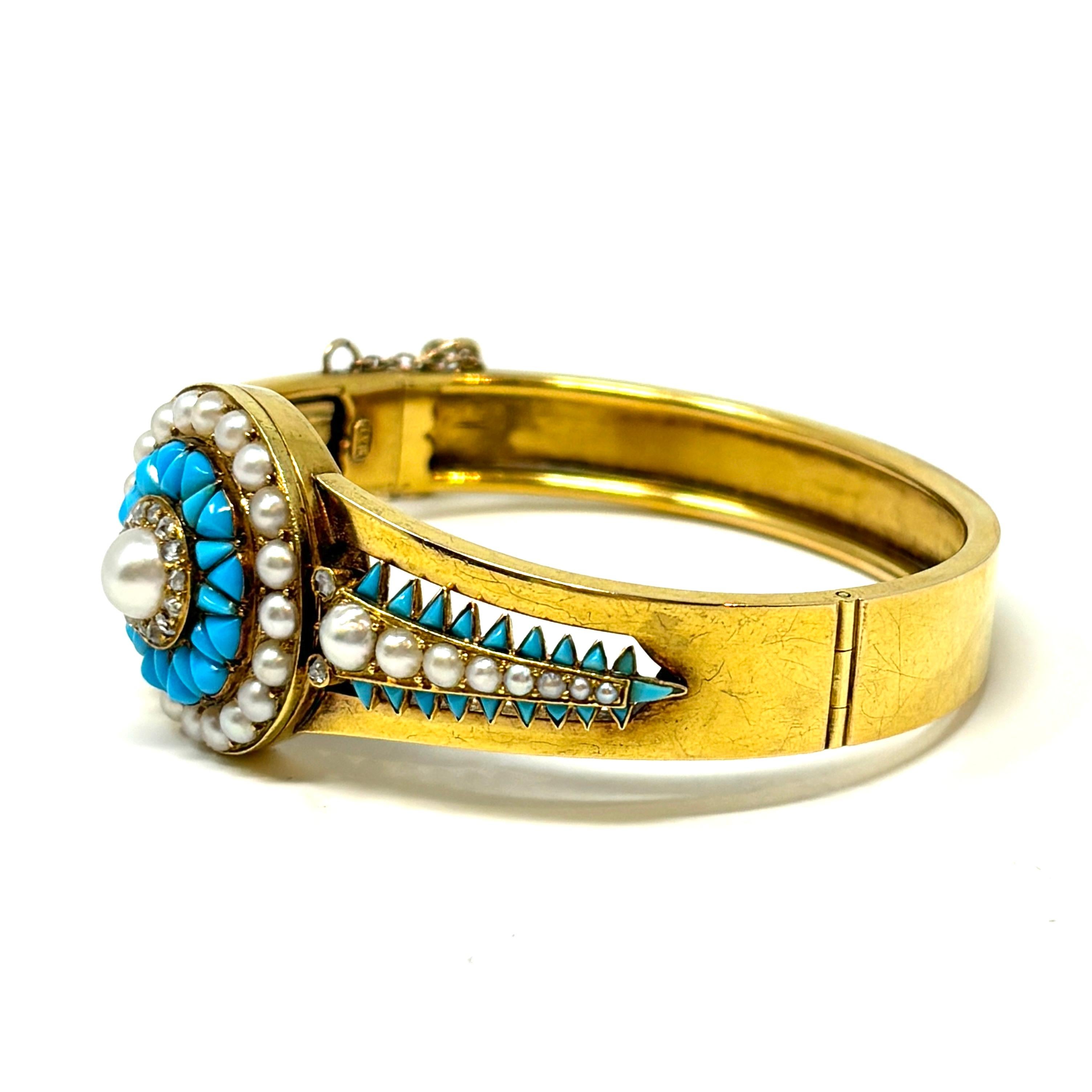 Un braccialetto antico e meravigliosamente elegante con turchese persiano, perle naturali e diamanti taglio rosa. 

Realizzato in Inghilterra nel XIX secolo, questo pezzo esemplifica l'amore dei vittoriani per gli stili colorati ed esotici. La