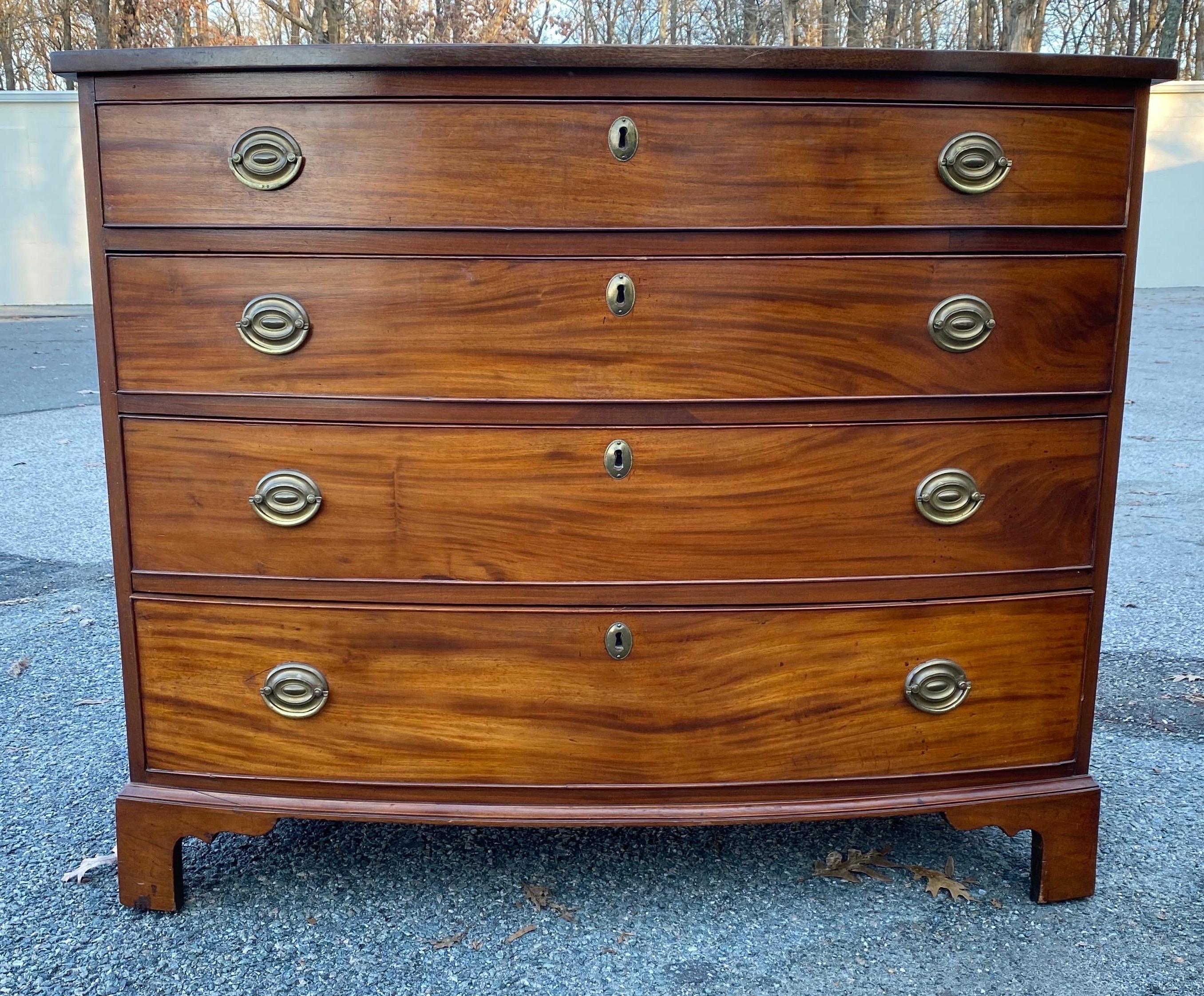 19th Century English 4-Drawer Bowfront Chest of Drawers with Figured Mahogany For Sale 1