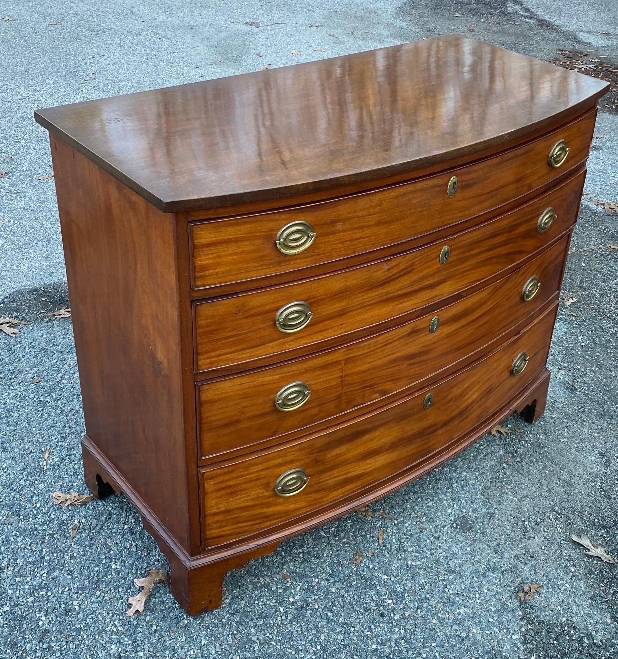 19th Century English 4-Drawer Bowfront Chest of Drawers with Figured Mahogany For Sale 2