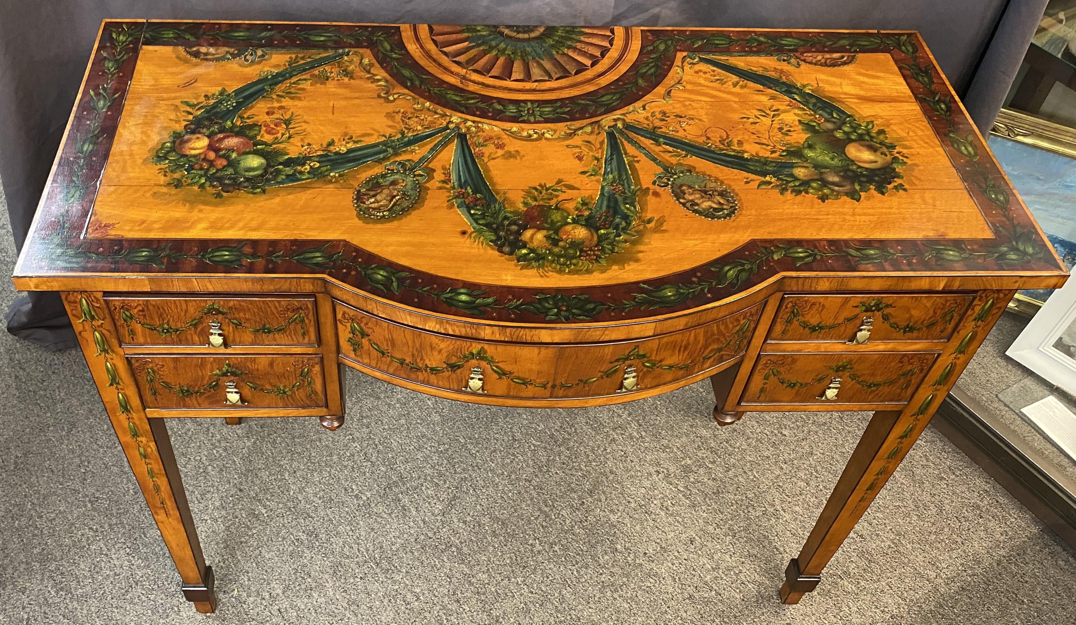 Ein wunderschönes Beispiel für einen rechteckigen Schreibtisch aus englischem Satinholz im Adams-Stil mit polychromem Farbdekor, einschließlich einer Platte mit zentralem Fächer und mehreren Frucht- und Blumenranken mit einer kontrastierenden