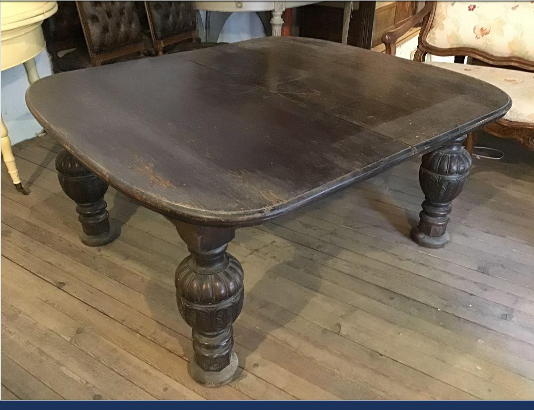 19th century English adjustable dining or center table in oakwood with three extensions, 1890s.
Measurements without extensions: cm. 148 x 137 x H 68.5
Measurements with extensions: cm. 295 x 137 x H 68.5 (each extension measure cm. 49 x 137).