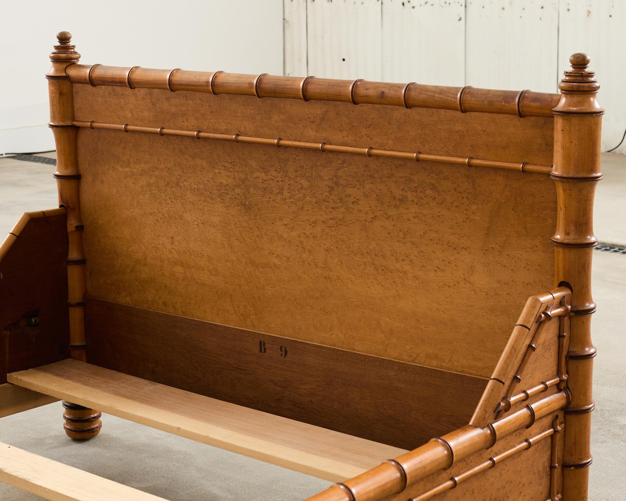 Cama de arce imitación bambú del Aesthetic Movement inglés del siglo XIX en venta 6