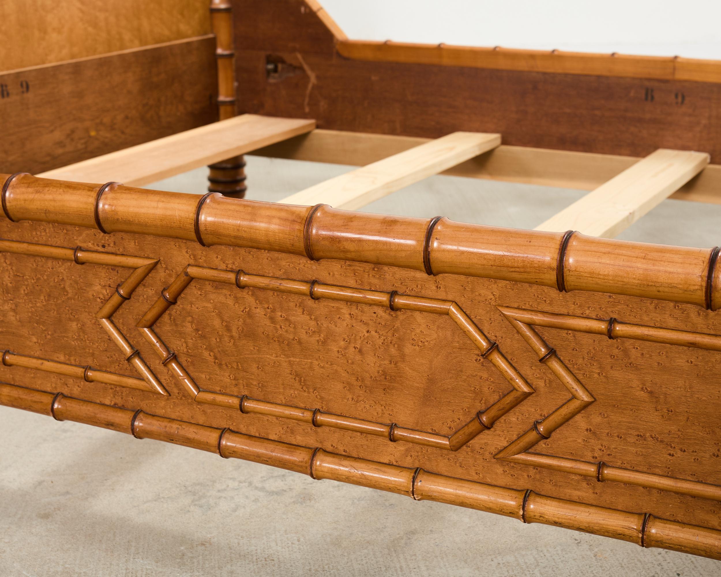 Cama de arce imitación bambú del Aesthetic Movement inglés del siglo XIX en venta 7