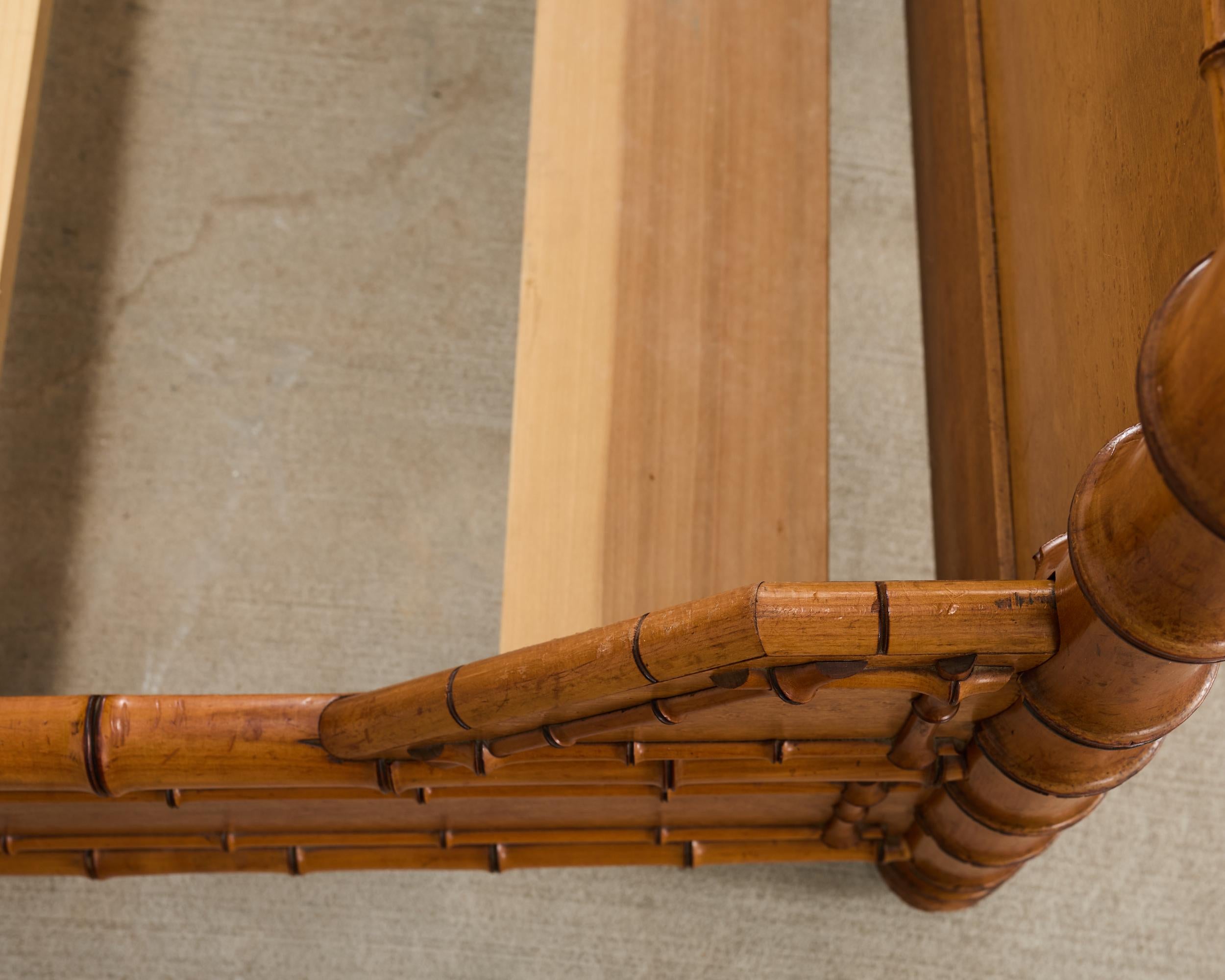 Cama de arce imitación bambú del Aesthetic Movement inglés del siglo XIX en venta 11