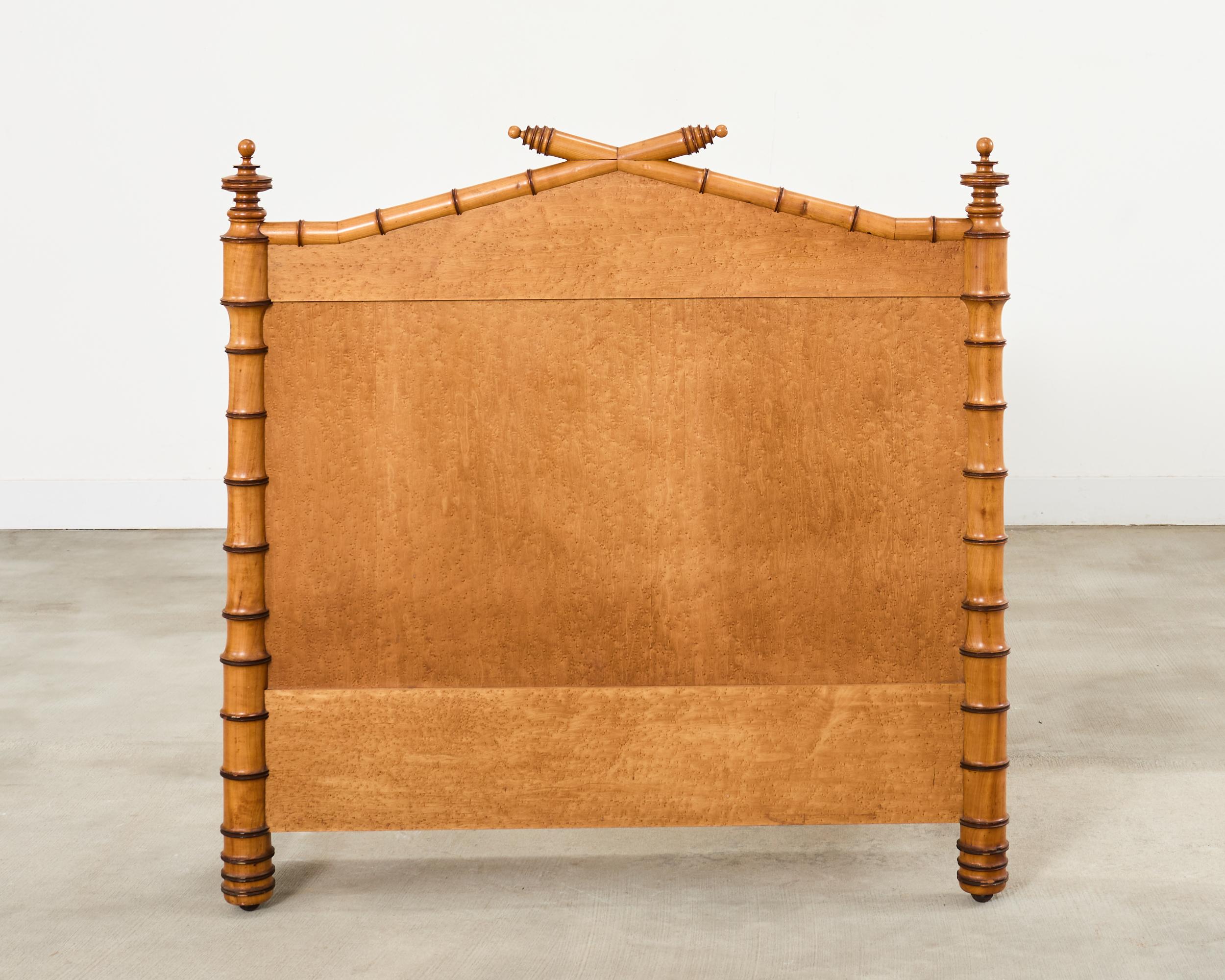 Cama de arce imitación bambú del Aesthetic Movement inglés del siglo XIX en venta 12