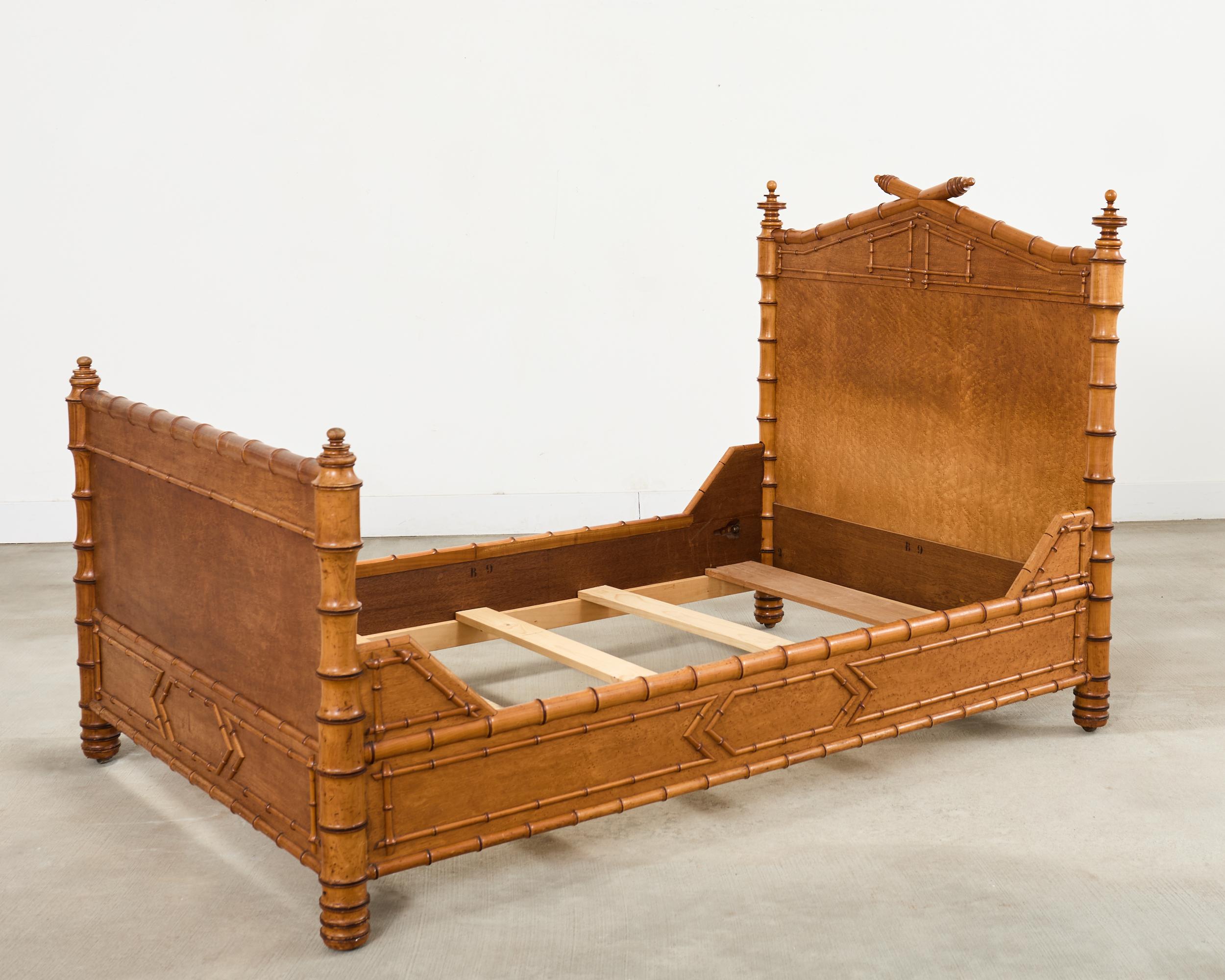 Preciosa cama del movimiento estético inglés de finales del siglo XIX, bellamente elaborada en madera de frutal y decorada con chapas de arce ojo de pájaro. El armazón de bambú sintético está muy adornado con diseños geométricos de bambú y gruesos