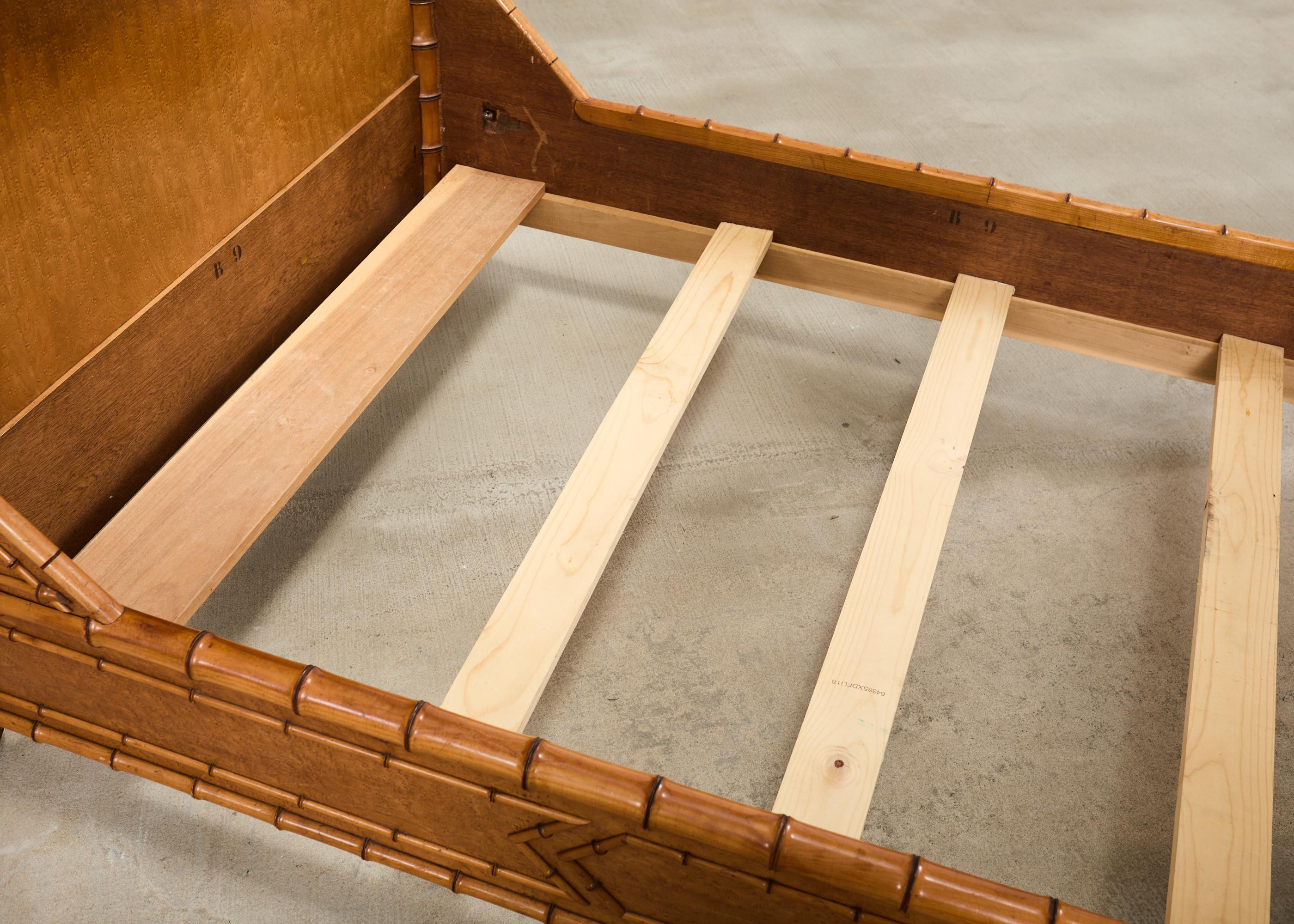 Cama de arce imitación bambú del Aesthetic Movement inglés del siglo XIX en venta 13
