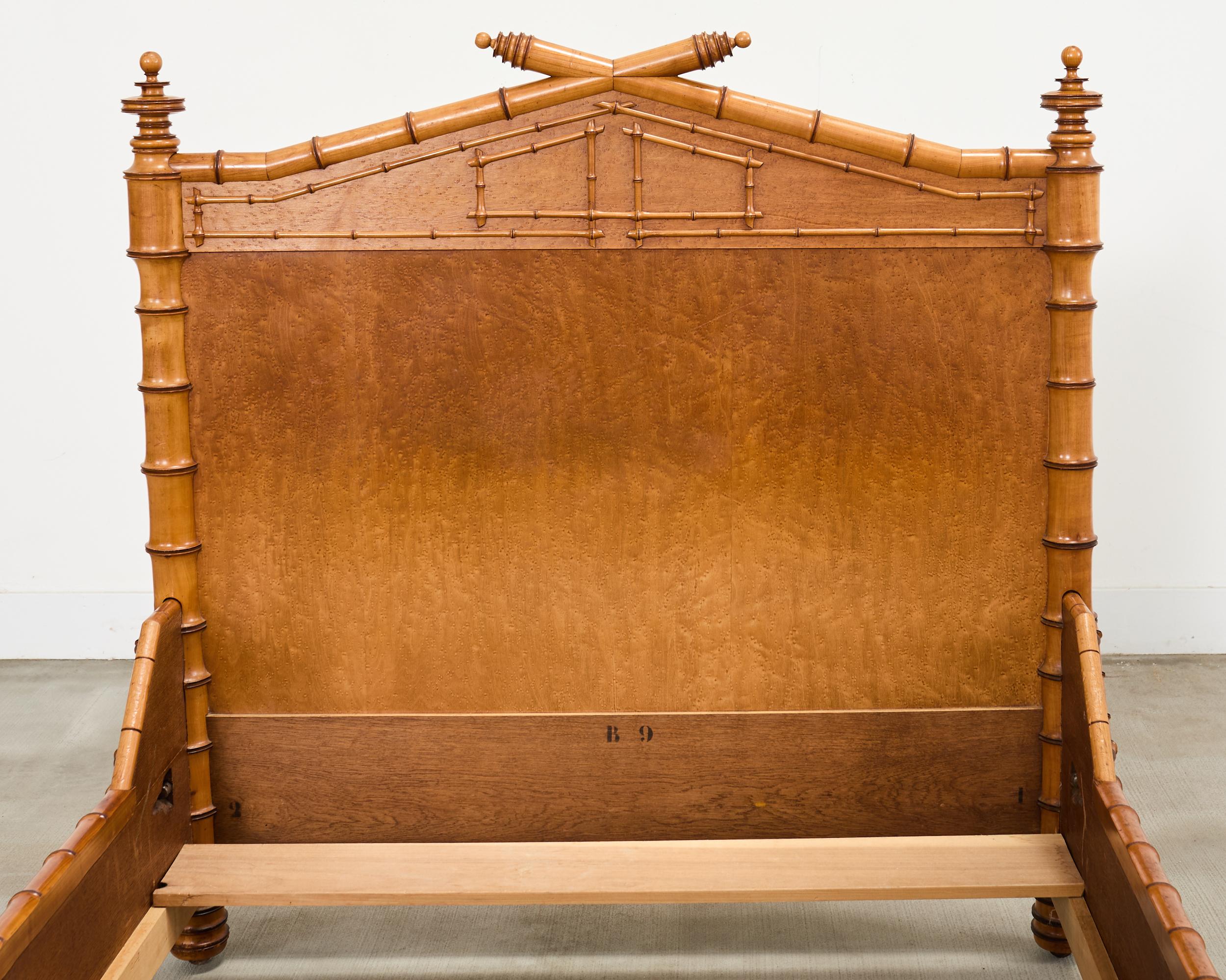 Cama de arce imitación bambú del Aesthetic Movement inglés del siglo XIX Chapado en venta