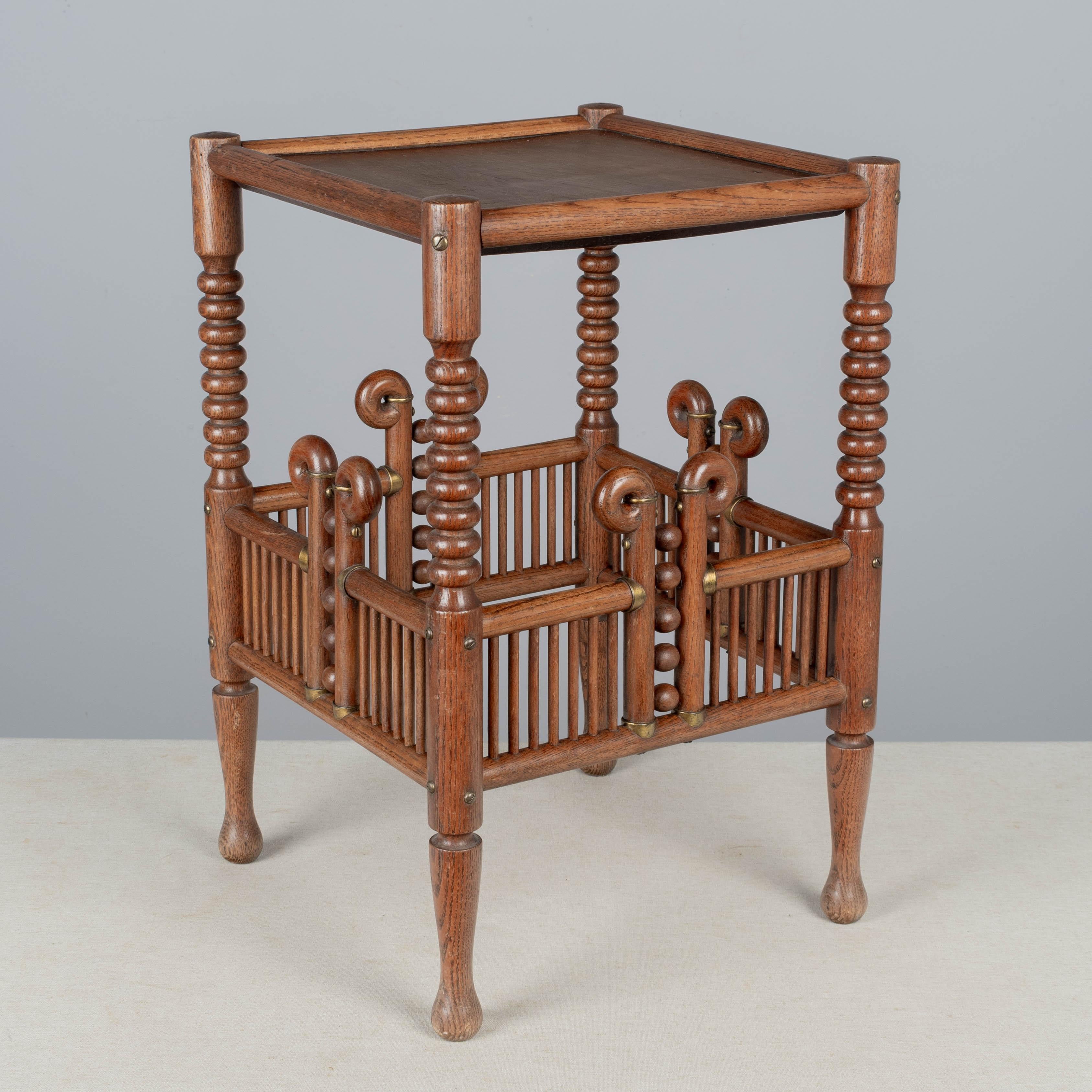 Table d'appoint du mouvement esthétique anglais du XIXe siècle, en chêne, avec des motifs décoratifs en forme de bâtons et de boules. Corps en bois carré avec garniture en bois courbé et arrondi et accents en laiton. Construction robuste avec une