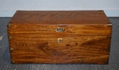 Coffre de rangement antique anglais du XIXe siècle en bois de camphrier, entièrement restauré