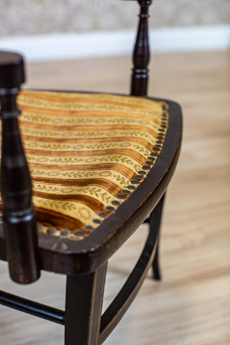Englischer gepolsterter Sessel des 19. Jahrhunderts mit dekorativer Rückenlehne im Angebot 6