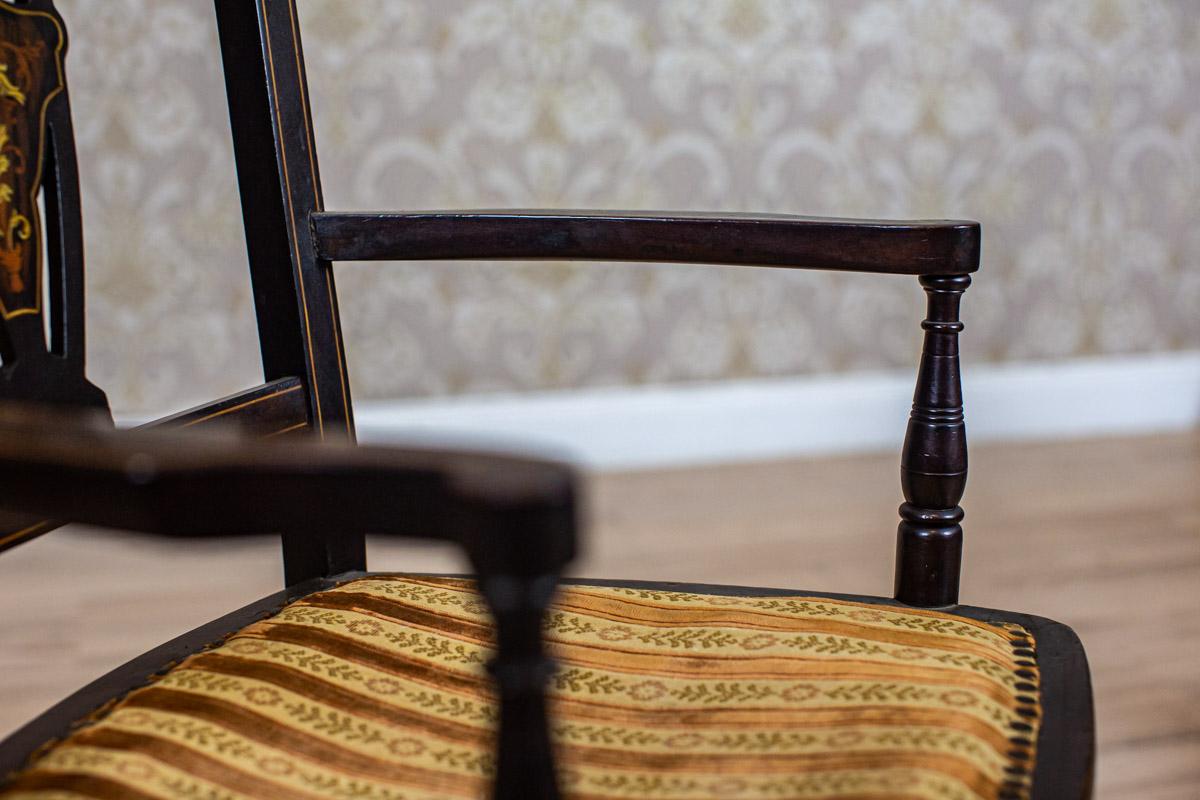 Englischer gepolsterter Sessel des 19. Jahrhunderts mit dekorativer Rückenlehne im Angebot 7
