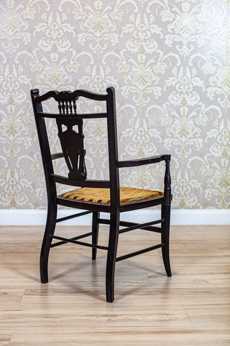 Englischer gepolsterter Sessel des 19. Jahrhunderts mit dekorativer Rückenlehne im Zustand „Gut“ im Angebot in Opole, PL