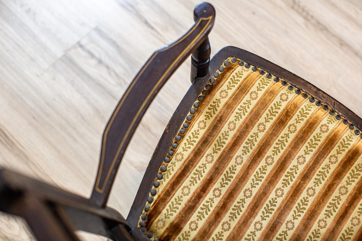 Englischer gepolsterter Sessel des 19. Jahrhunderts mit dekorativer Rückenlehne (Polster) im Angebot