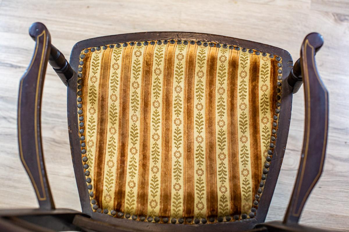 Englischer gepolsterter Sessel des 19. Jahrhunderts mit dekorativer Rückenlehne im Angebot 1