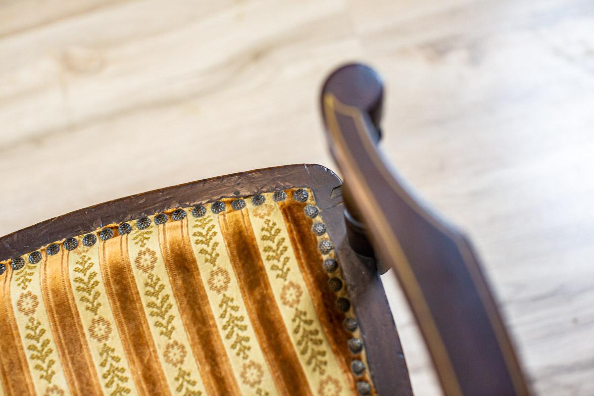 Englischer gepolsterter Sessel des 19. Jahrhunderts mit dekorativer Rückenlehne im Angebot 2
