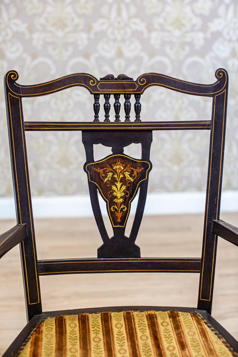 Englischer gepolsterter Sessel des 19. Jahrhunderts mit dekorativer Rückenlehne im Angebot 3