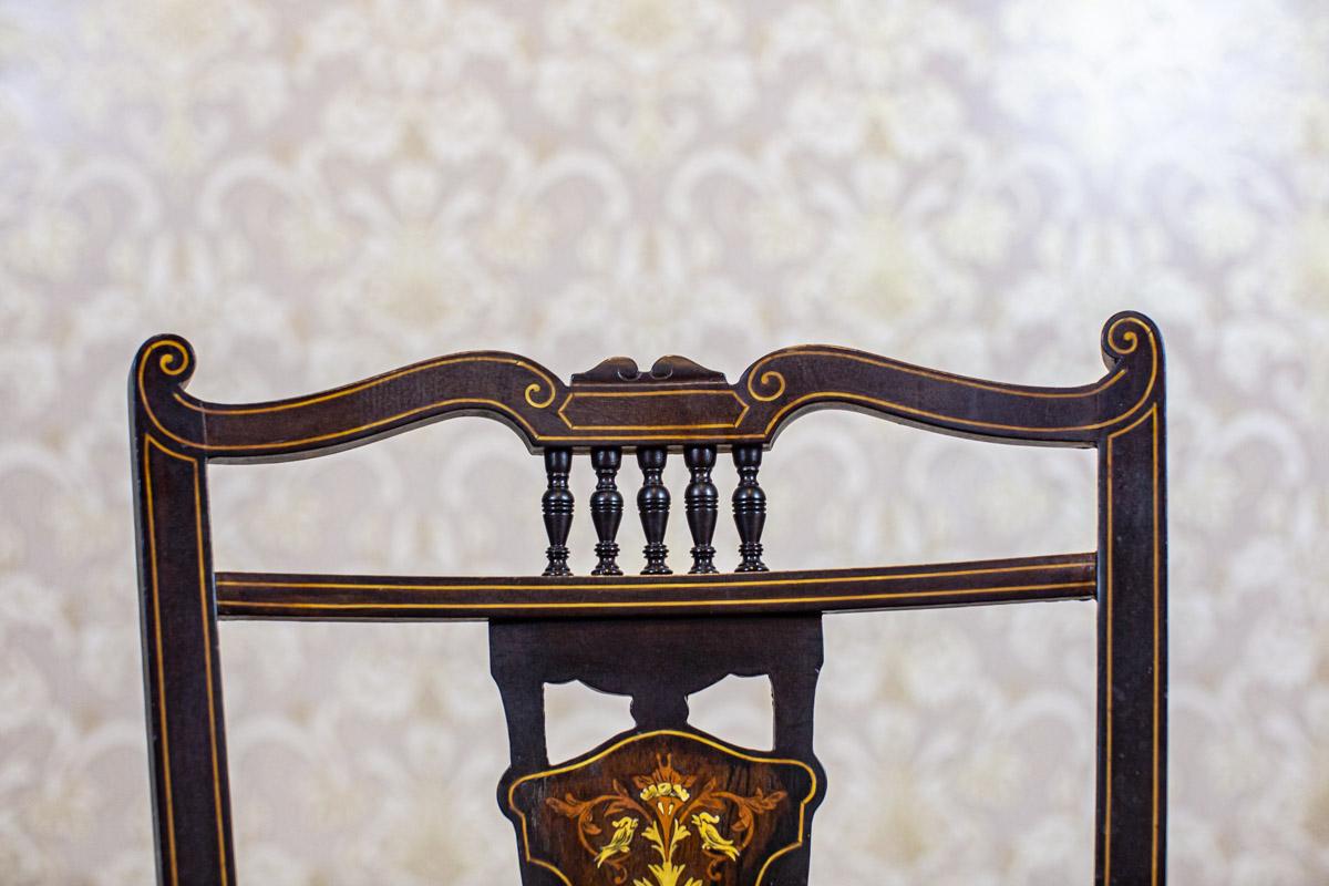 Englischer gepolsterter Sessel des 19. Jahrhunderts mit dekorativer Rückenlehne im Angebot 4