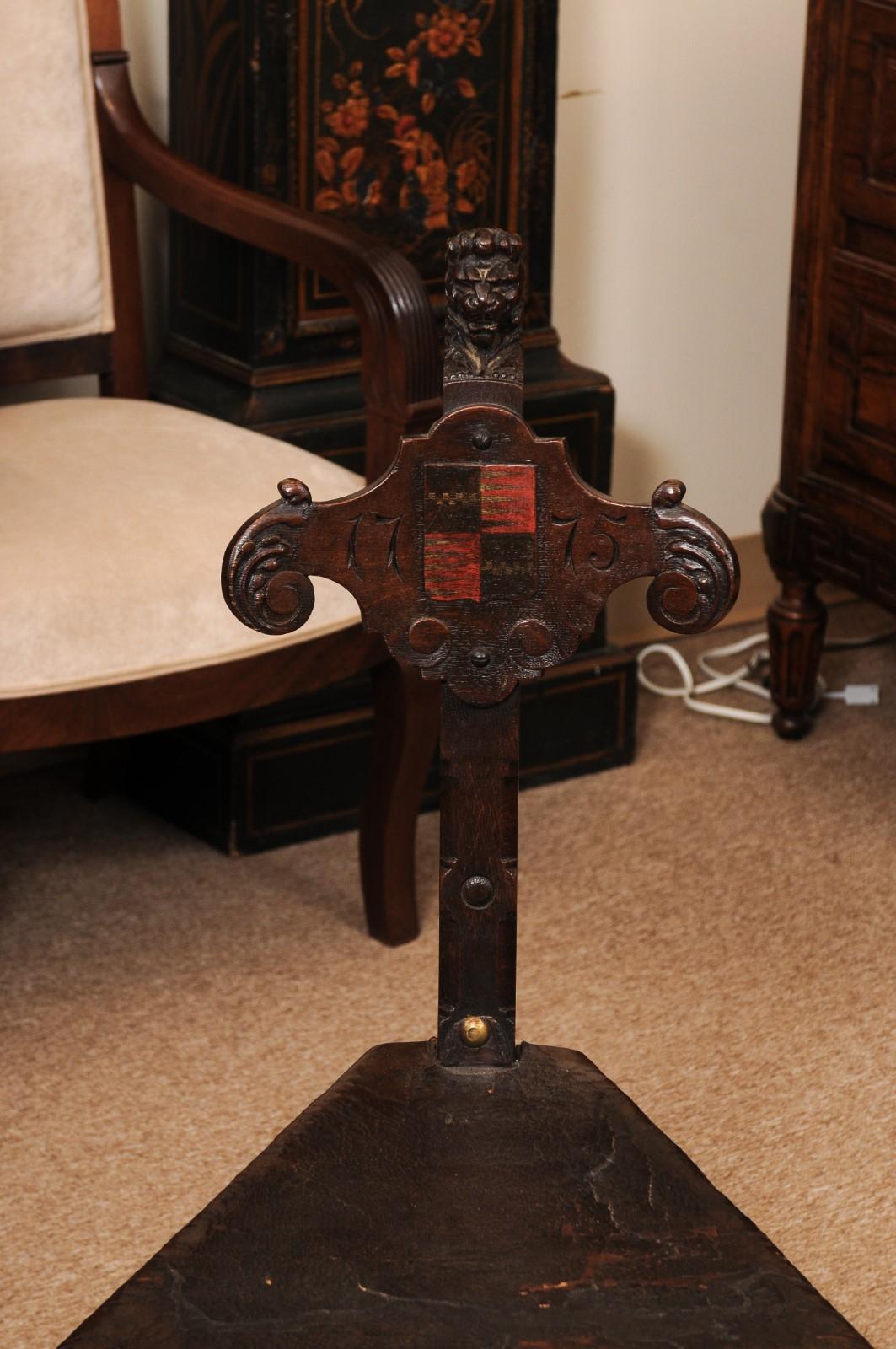 Silla de salón inglesa del siglo XIX de asiento triangular con armadura, ca. 1860 Madera en venta