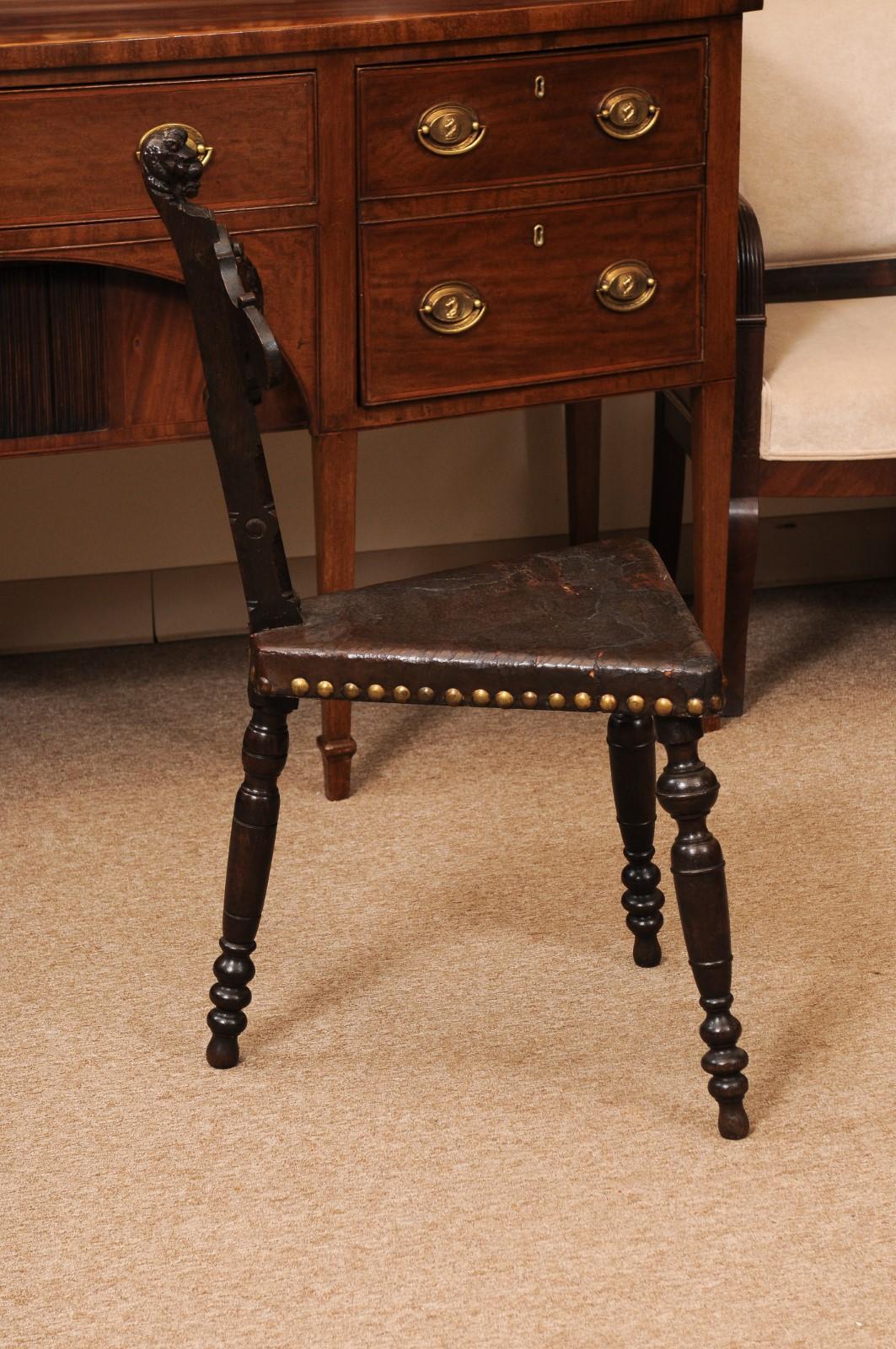 Silla de salón inglesa del siglo XIX de asiento triangular con armadura, ca. 1860 en venta 2