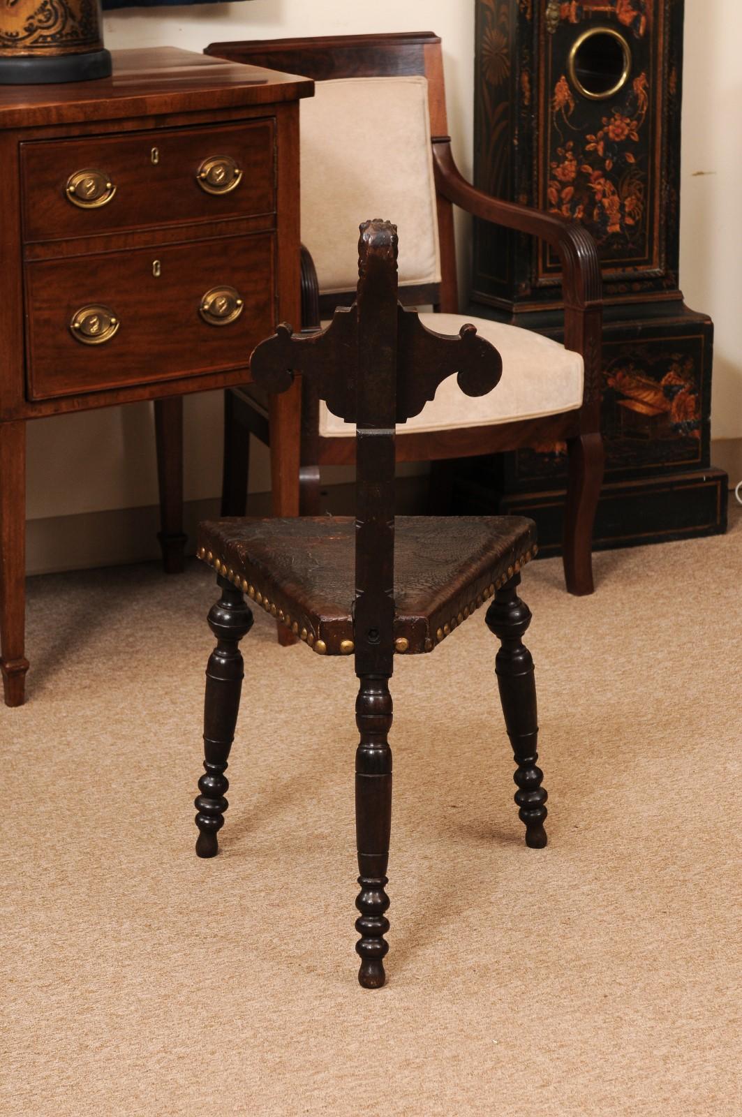Silla de salón inglesa del siglo XIX de asiento triangular con armadura, ca. 1860 en venta 3