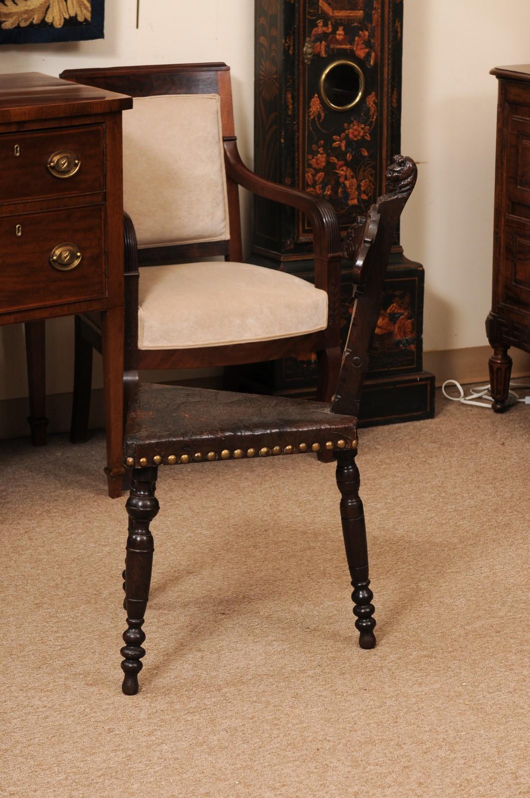 Silla de salón inglesa del siglo XIX de asiento triangular con armadura, ca. 1860 en venta 4