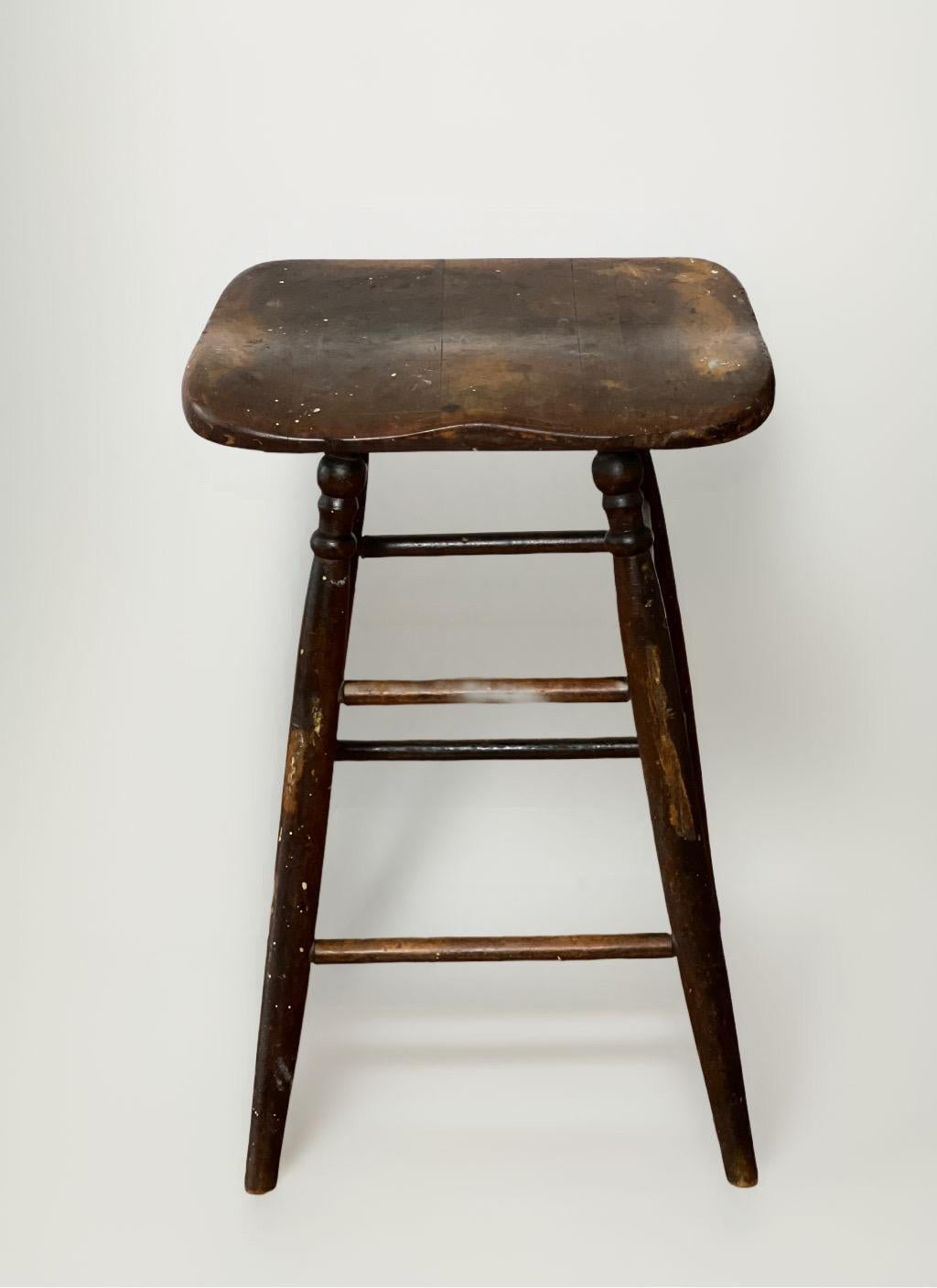 Sgabello da studio per artisti in legno ben patinato con seduta a sella, Inghilterra, circa 1880. Il sedile confortevole e conformabile è sostenuto da gambe tornite e strombate e da barelle dritte. Finemente lavorata a mano, mostra una patina