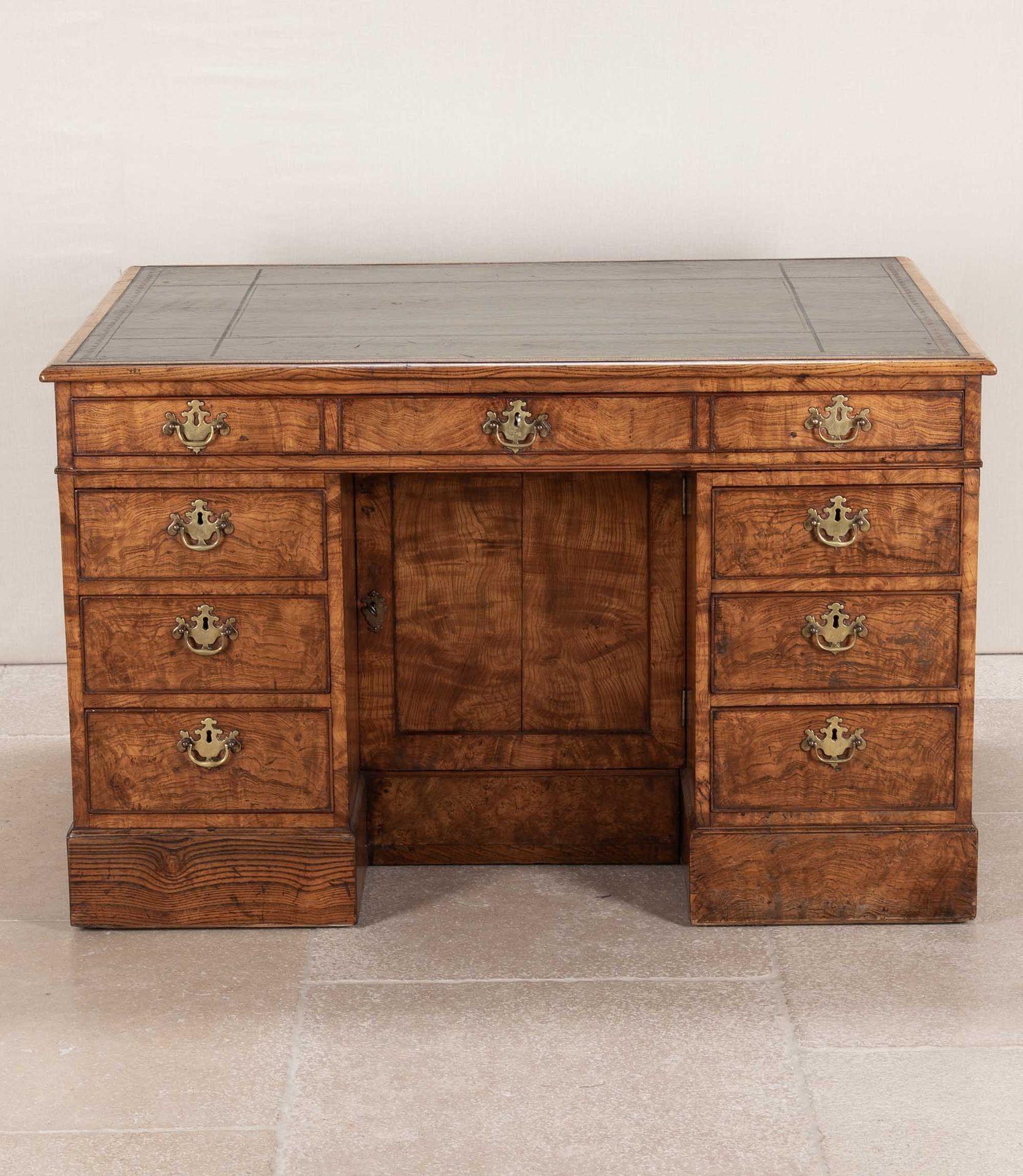 Un insolito scrittoio in frassino dell'inizio del XIX secolo, con piano in pelle dorata di buona qualità con bordo modellato e con l'utile caratteristica di poter estendere la sua superficie grazie a uno sportello sollevabile sul retro sostenuto da