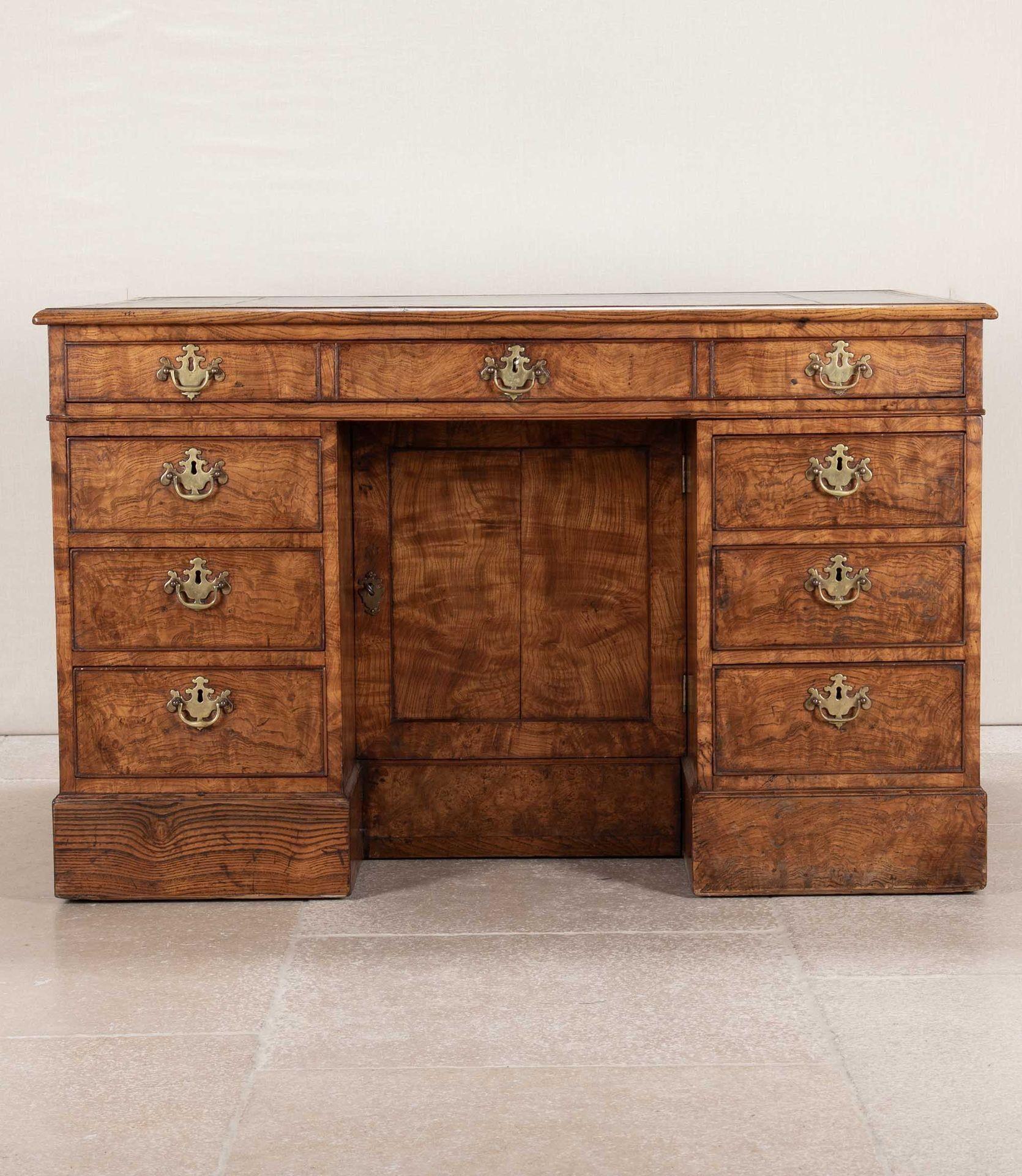 Scrivania inglese del XIX secolo in frassino in vendita