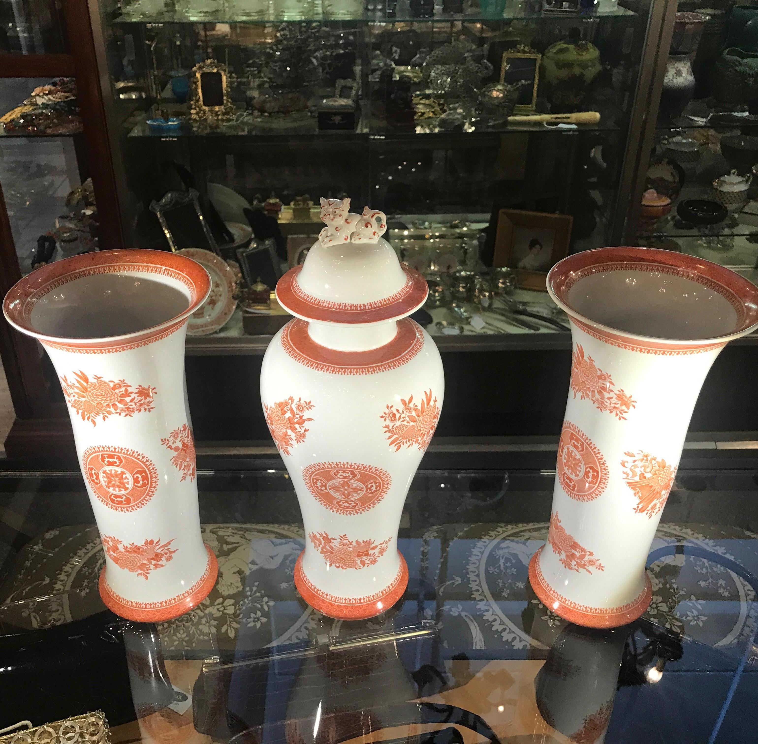 Elegant and Classic English made three-piece garniture set in orange and white. Two beaker vases with center temple jar. The white background with a Classic Chinese Fitzhugh pattern from the late 19th century.
The Fitzhugh china pattern originates