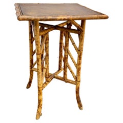 Table d'appoint anglaise du 19ème siècle en bambou embossé et dessus en cuir