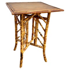 Table d'appoint anglaise du 19ème siècle en bambou embossé et dessus en cuir