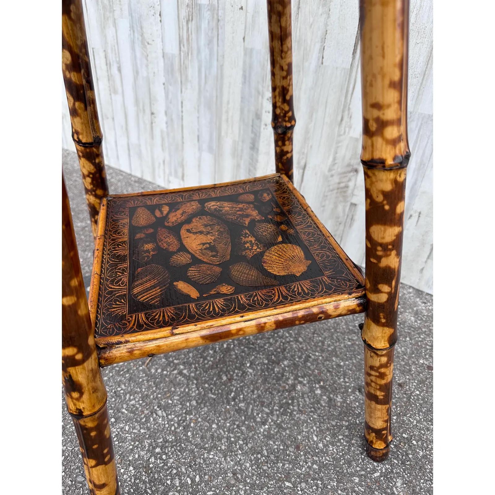 Il s'agit d'une magnifique table d'appoint en bambou anglais du 19e siècle ! Les tables de ce type constituent d'excellentes pièces d'accent, car leur couleur et leur style sont très polyvalents. Les teintes sombres du bambou brûlé se marient