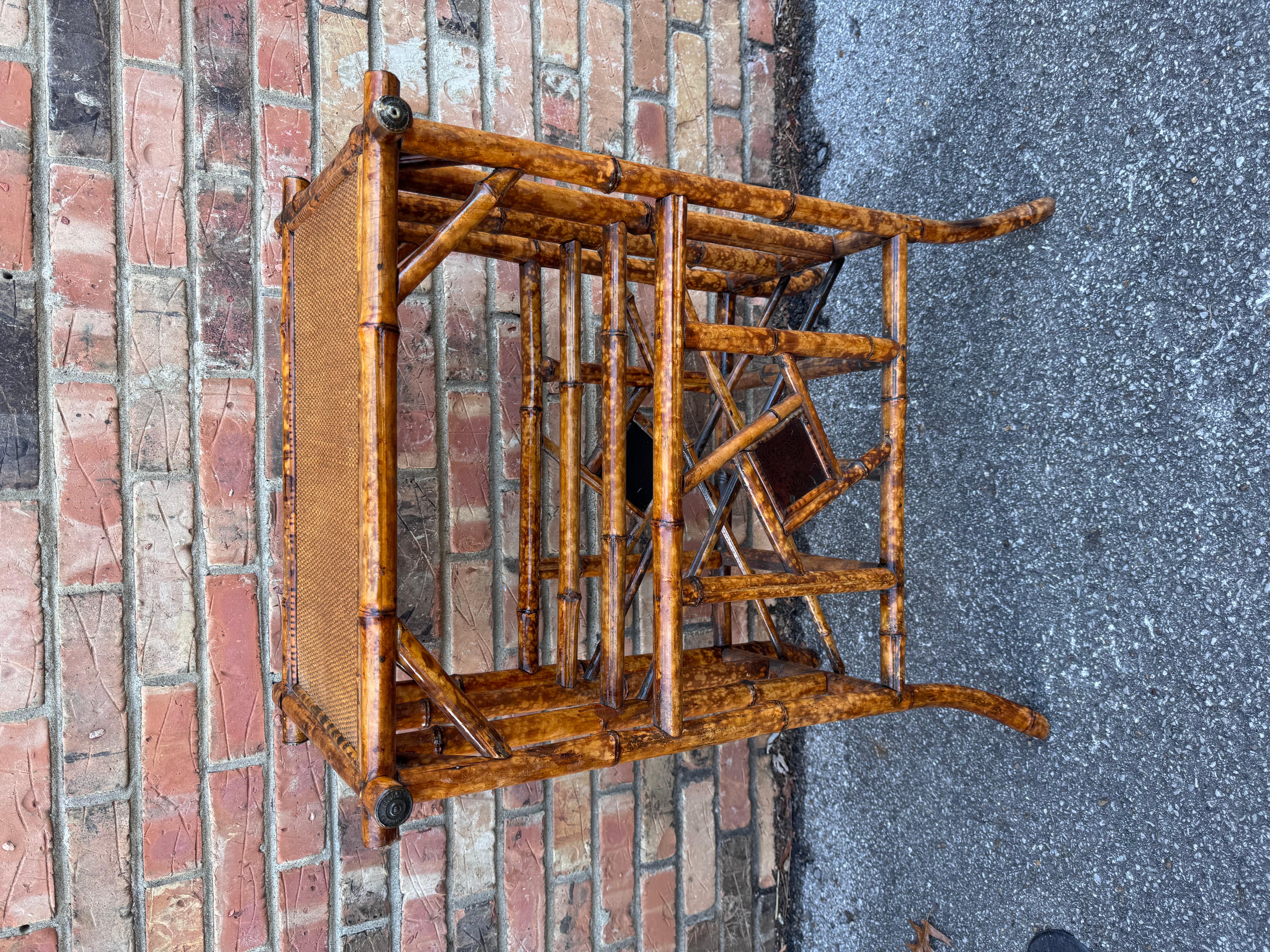 Bambou Table à revues anglaise en bambou du 19ème siècle en vente