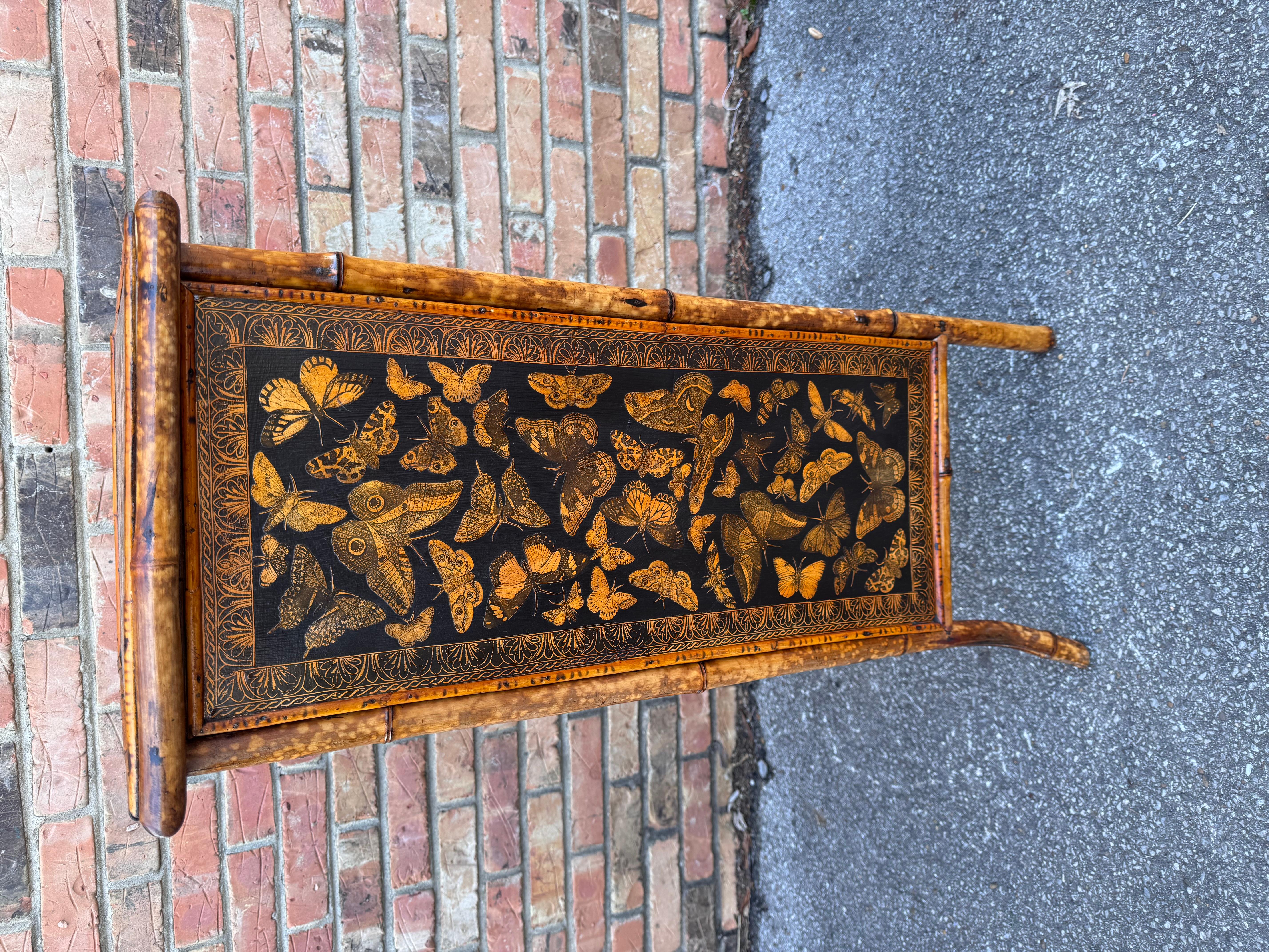 Si tratta di uno scaffale/vetrina in bambù inglese di epoca vittoriana splendidamente decoupato. Il giallo delle farfalle sullo sfondo nero in combinazione con il bambù bruciato conferisce a questo tavolo un aspetto straordinario. Questo pezzo è in