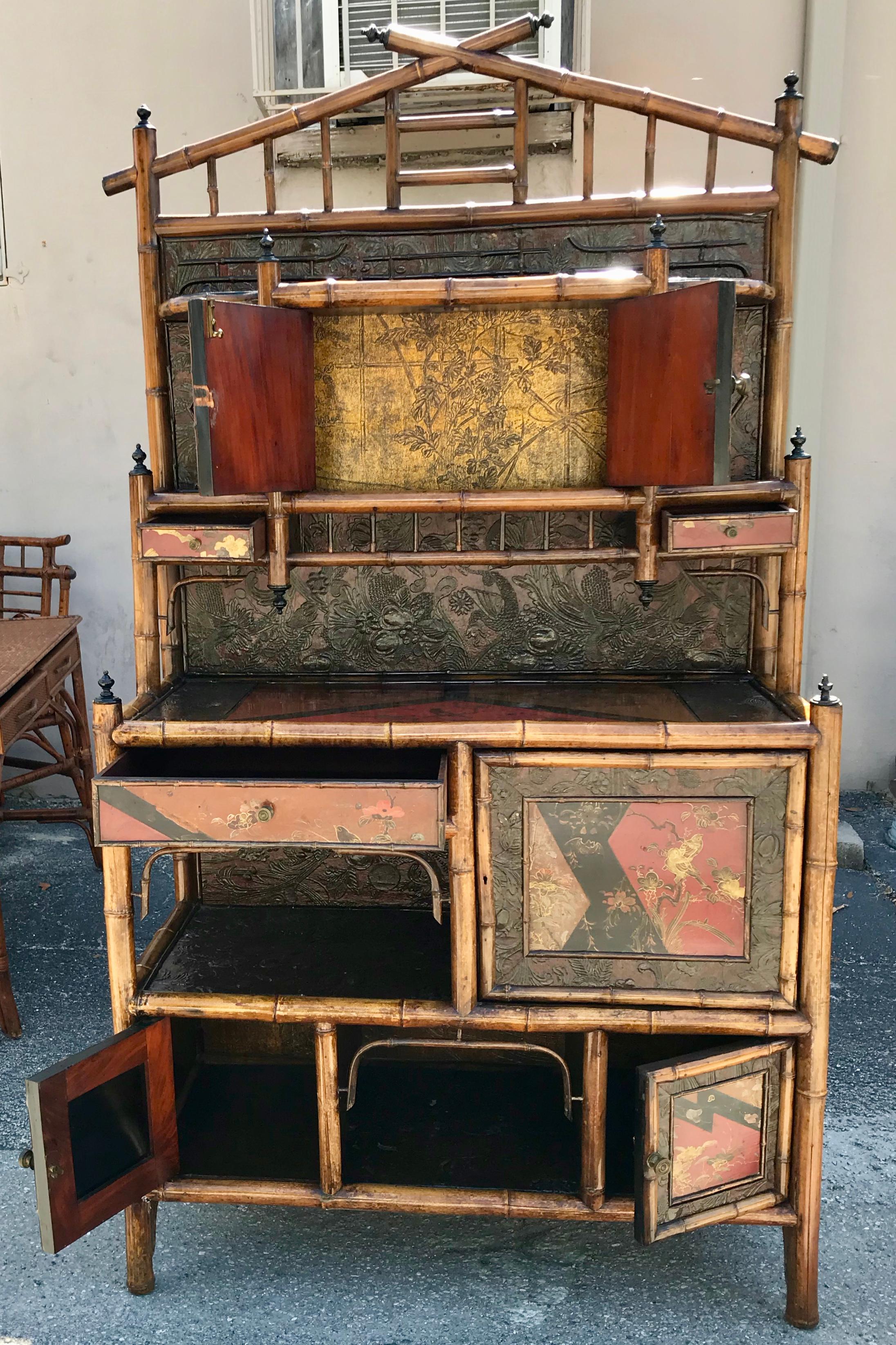 Meuble de rangement / Buffet d'appoint en bambou anglais du 19ème siècle Bon état - En vente à West Palm Beach, FL