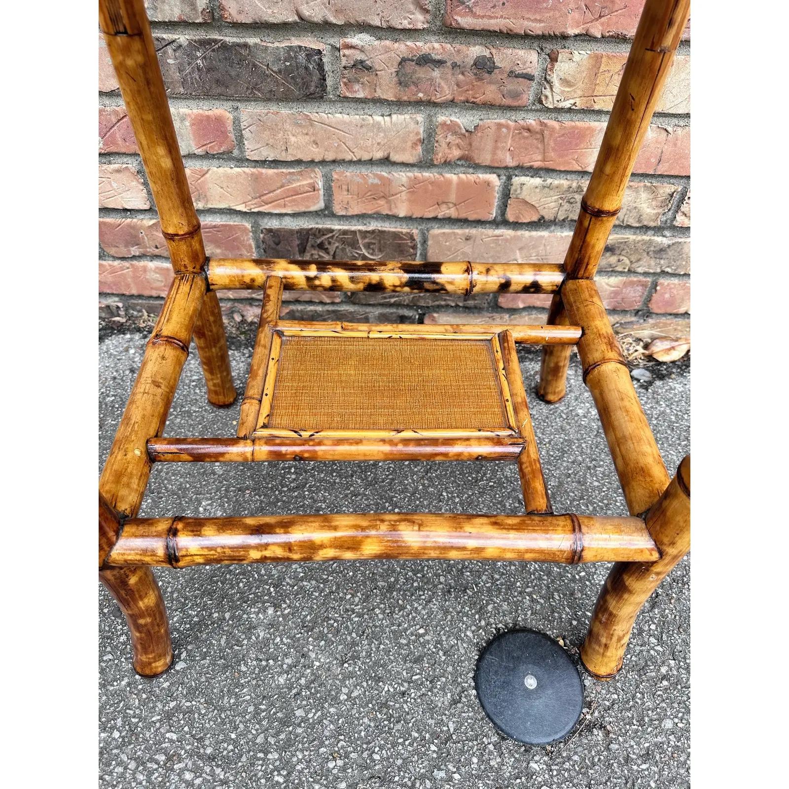 Il s'agit d'une magnifique table d'appoint en bambou anglais du 19e siècle ! Les tables de ce type constituent d'excellentes pièces d'accent, car leur couleur et leur style sont très polyvalents. Les teintes sombres du bambou brûlé se marient