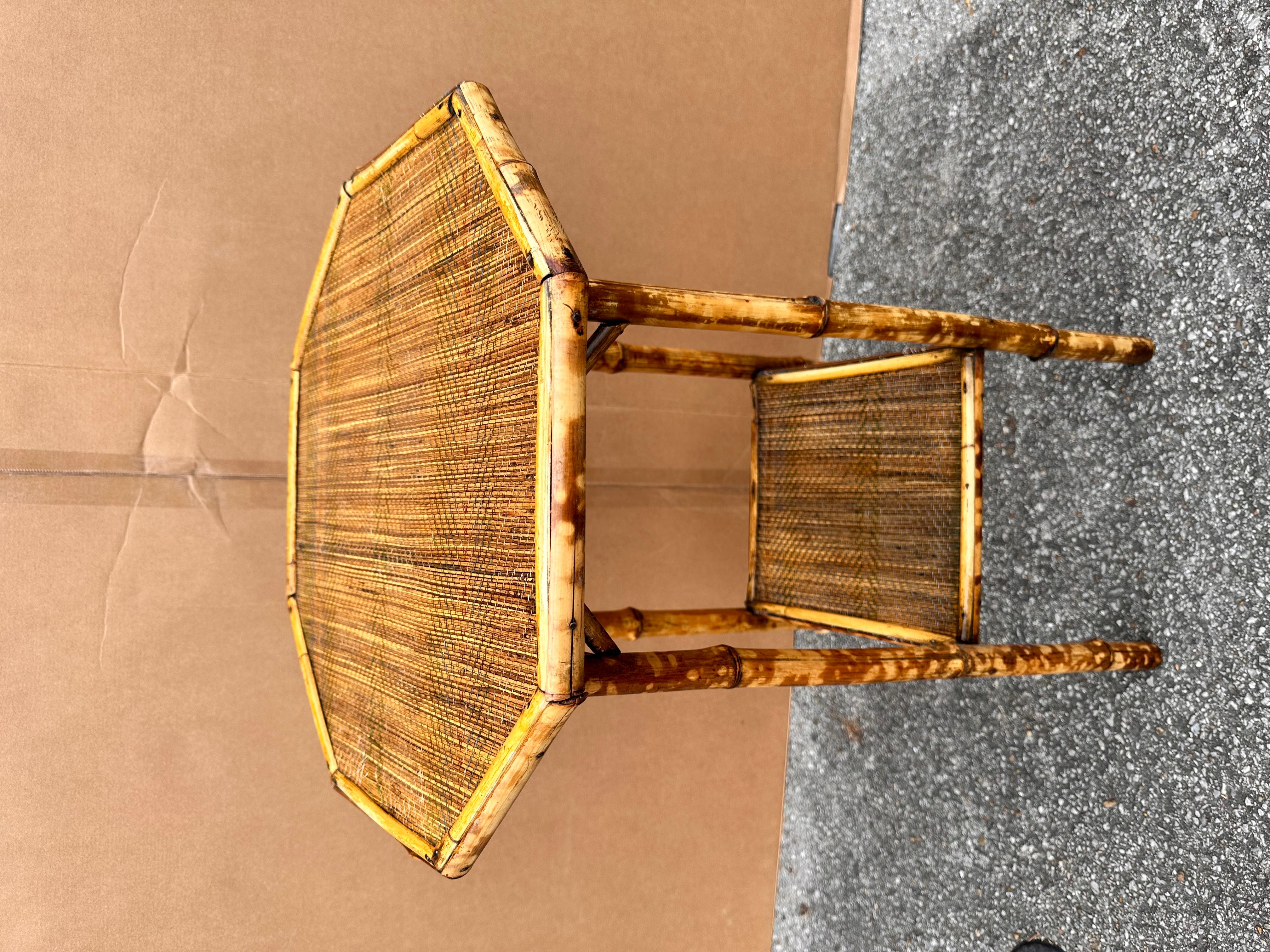 Englischer Bambus-Beistelltisch aus dem 19. Jahrhundert  (Spätes 19. Jahrhundert) im Angebot