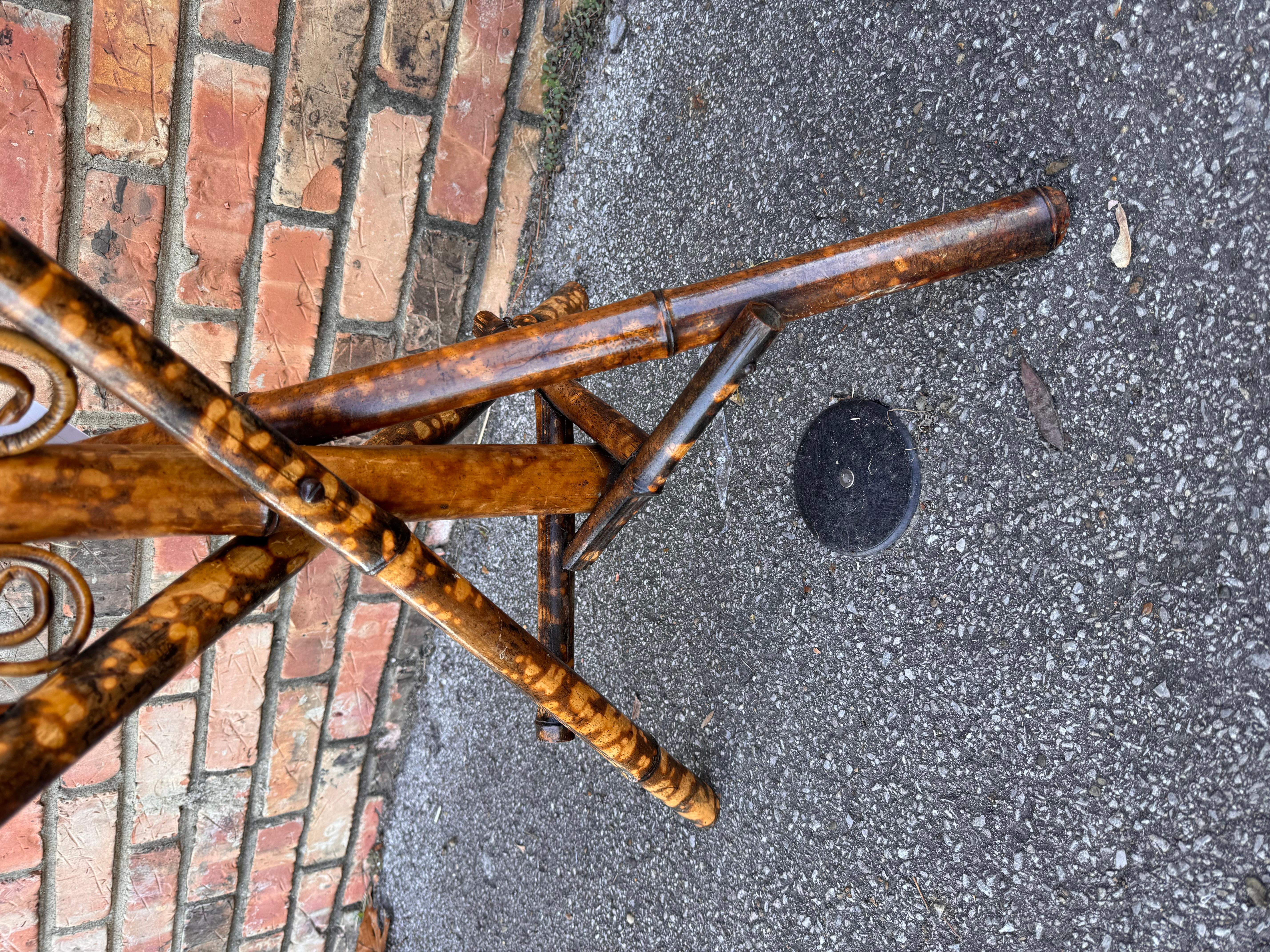Table d'appoint anglaise en bambou du 19ème siècle Bon état - En vente à Nashville, TN