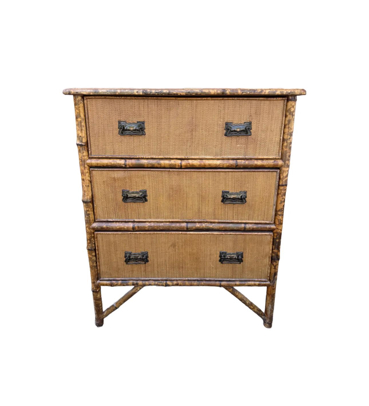Voici une magnifique commode en bambou anglaise du 19ème siècle ! Le bois de bambou présente un design et des détails naturels ravissants, joliment mis en valeur par les poignées en laiton. Les couleurs et le style en font une pièce de transition