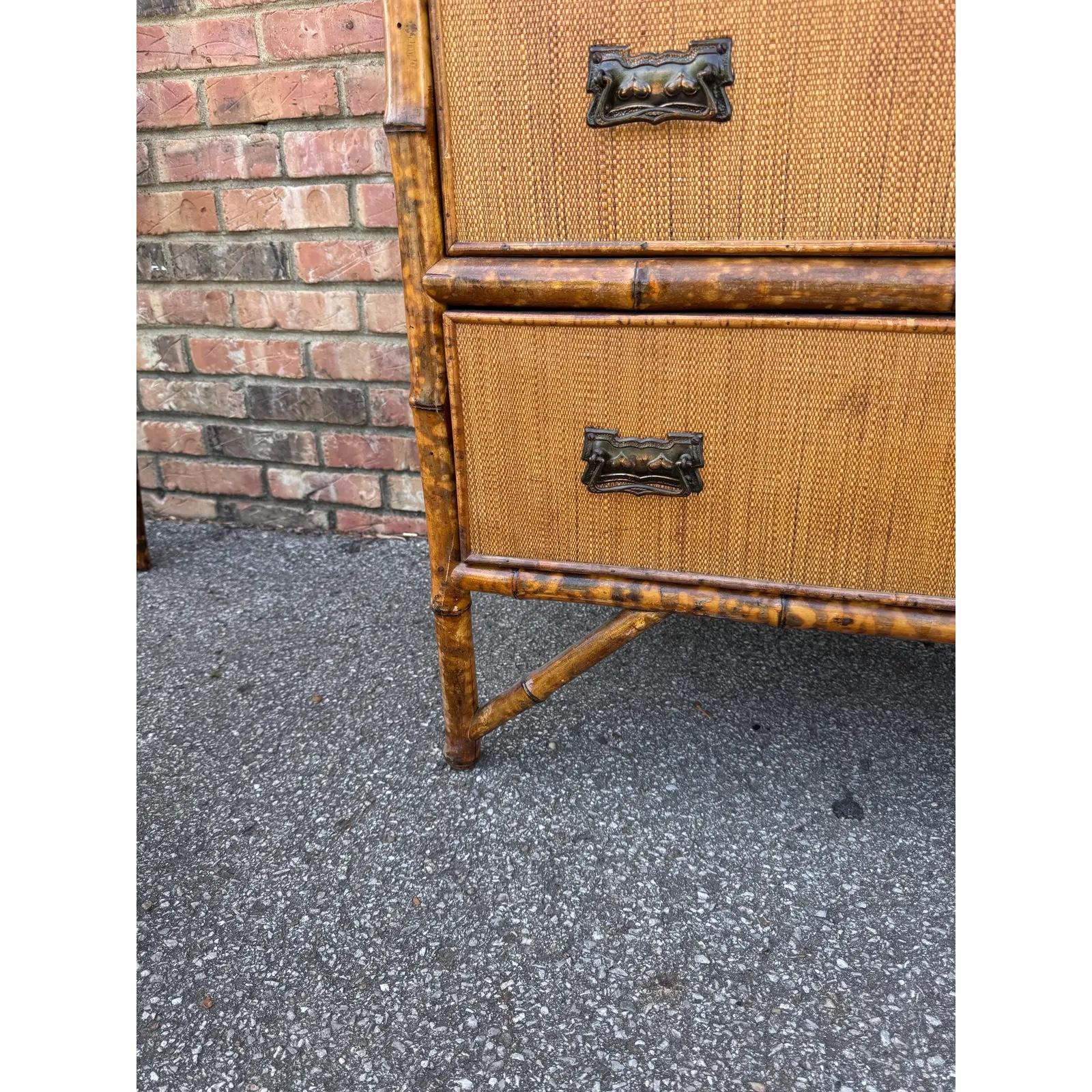 Anglais Commode anglaise à trois tiroirs en bambou du 19ème siècle en vente