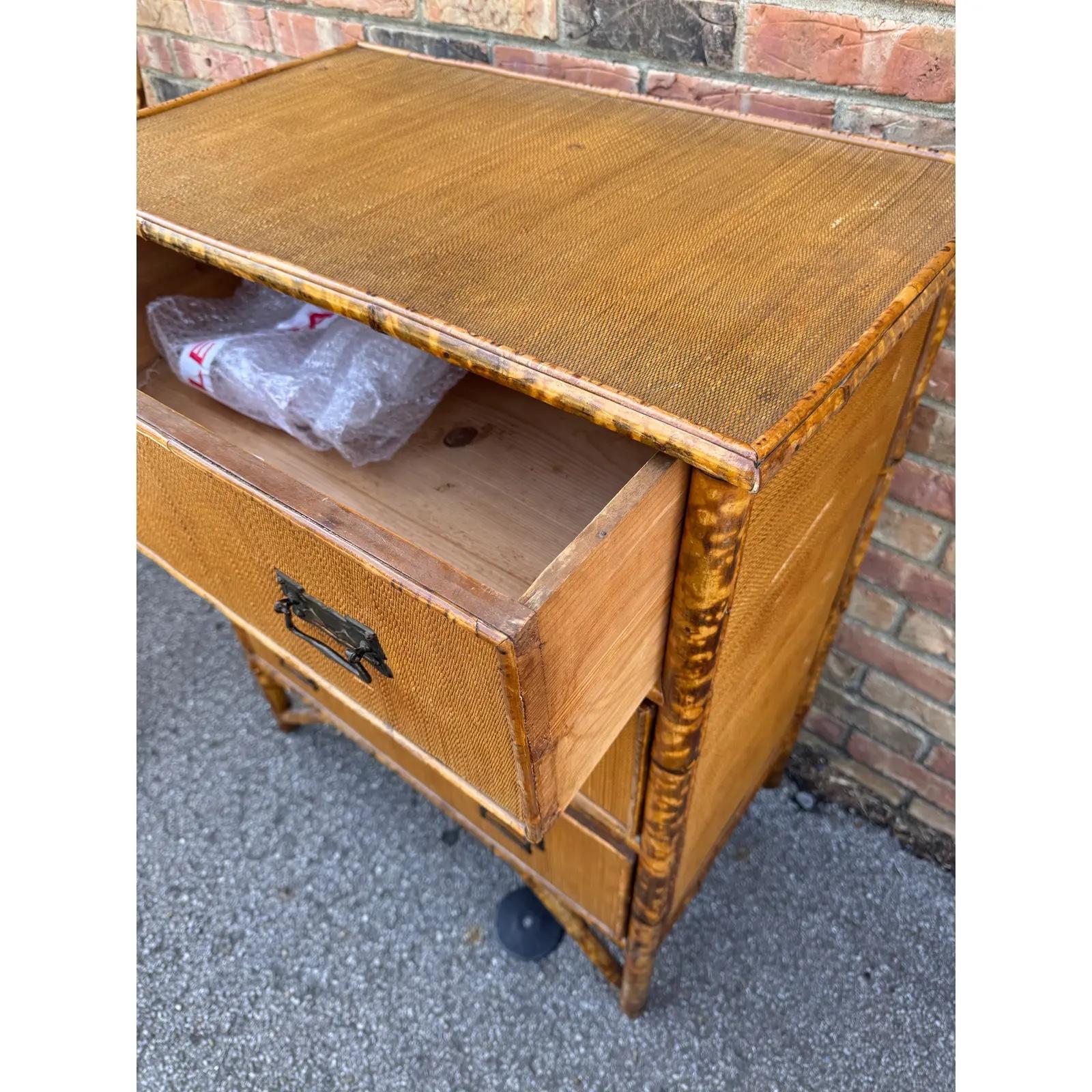 Fin du XIXe siècle Commode anglaise à trois tiroirs en bambou du 19ème siècle en vente