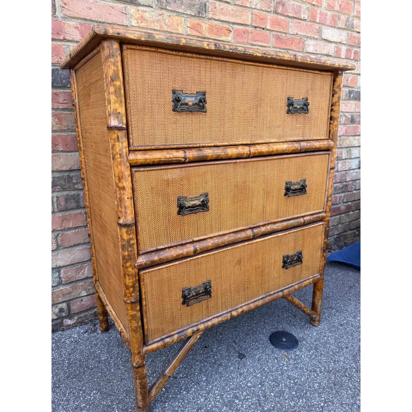 Bambou Commode anglaise à trois tiroirs en bambou du 19ème siècle en vente