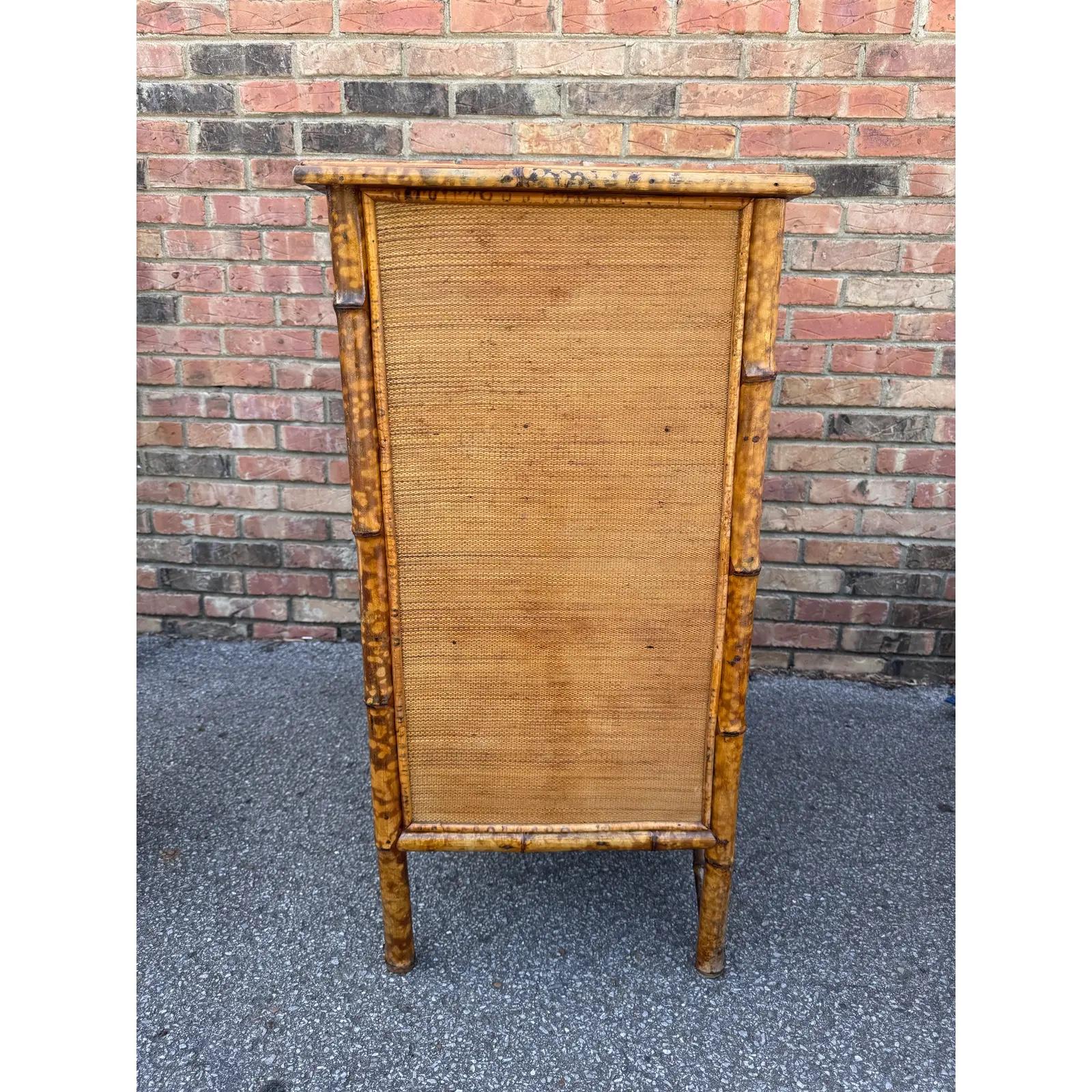 Commode anglaise à trois tiroirs en bambou du 19ème siècle en vente 1