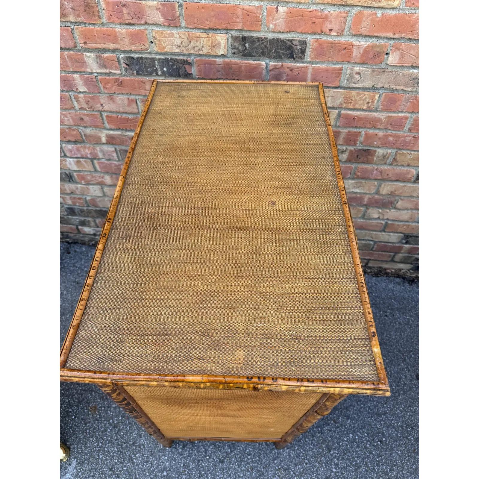 Commode anglaise à trois tiroirs en bambou du 19ème siècle en vente 2
