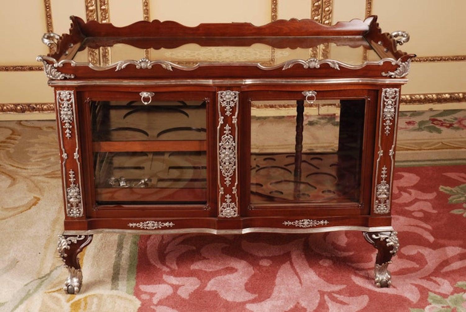 Barra inglesa del siglo XIX con herrajes de plata auténtica.
Según un diseño de Thomas Chippendale (1718-1779) de estilo chino.
Todo esto es plata auténtica 

