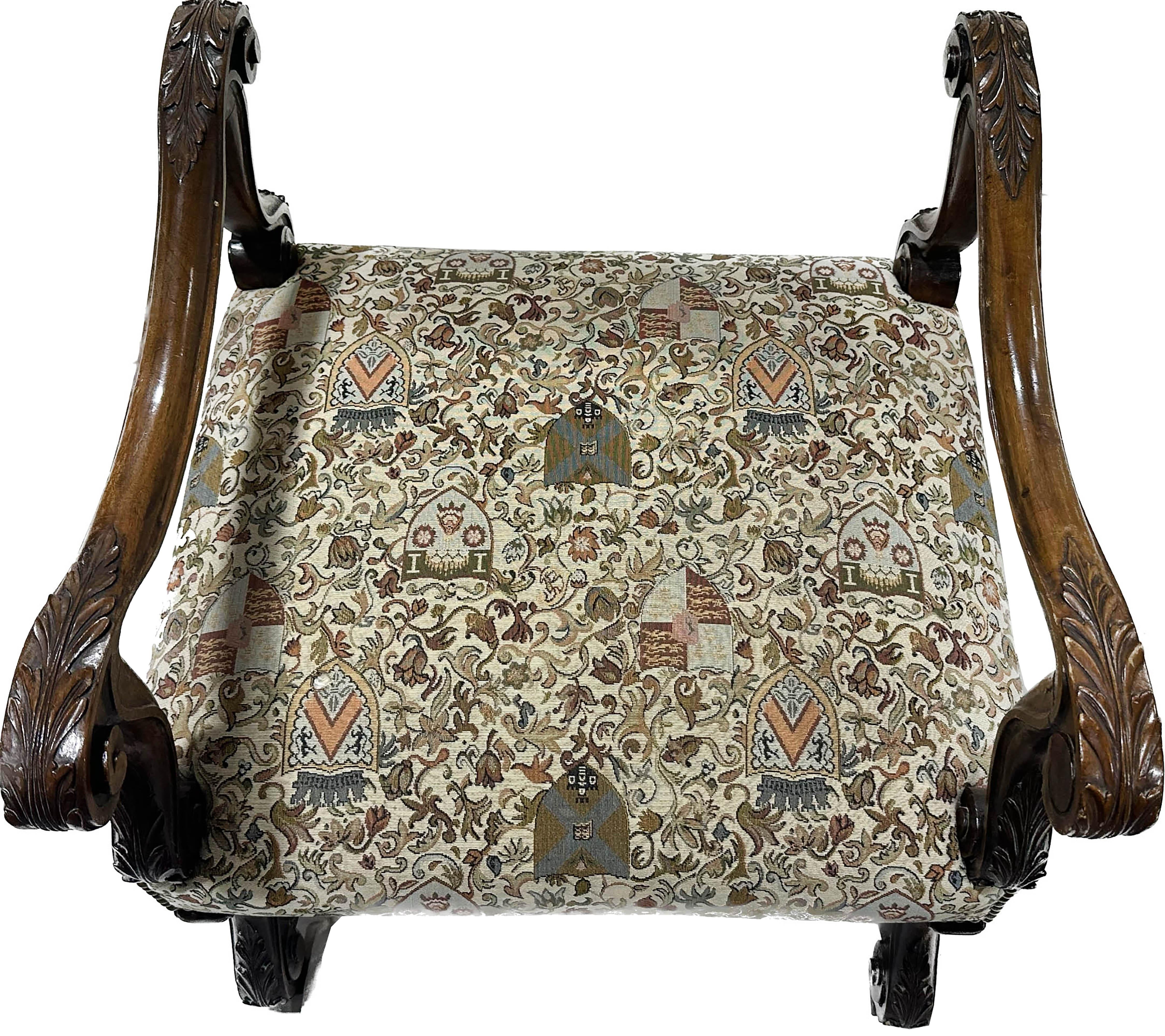 Un beau banc baroque anglais. Revêtement de siège en tissu unique avec des motifs floraux et des boucliers. Magnifiques détails de feuilles d'acanthe sur les accoudoirs et les pieds à enroulement en noyer. Fabriqué au 19e siècle en Angleterre. Fond