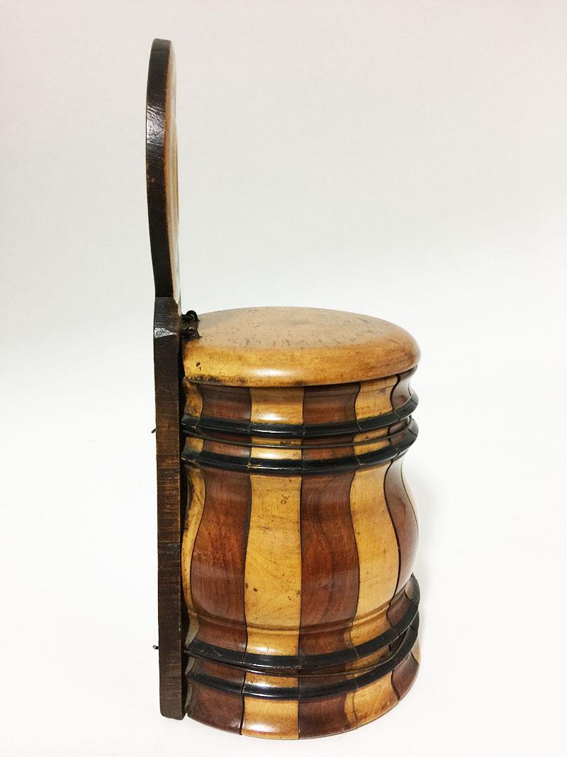 Englische wallmontierte Salzschachtel in Fassform aus dem 19. Jahrhundert (Holz) im Angebot